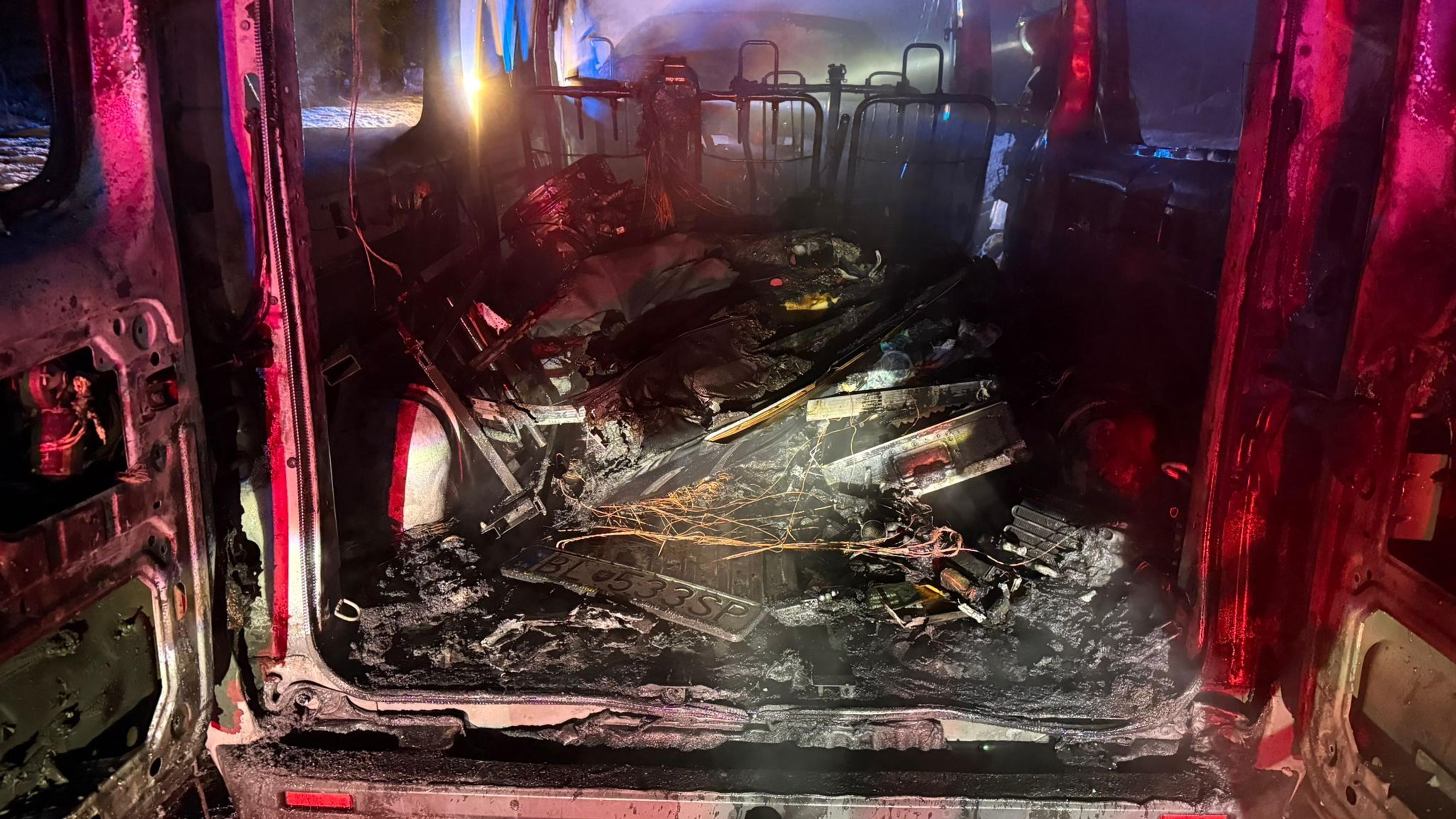 Dodávka zhorela do tla, kapela unikla o vlások.