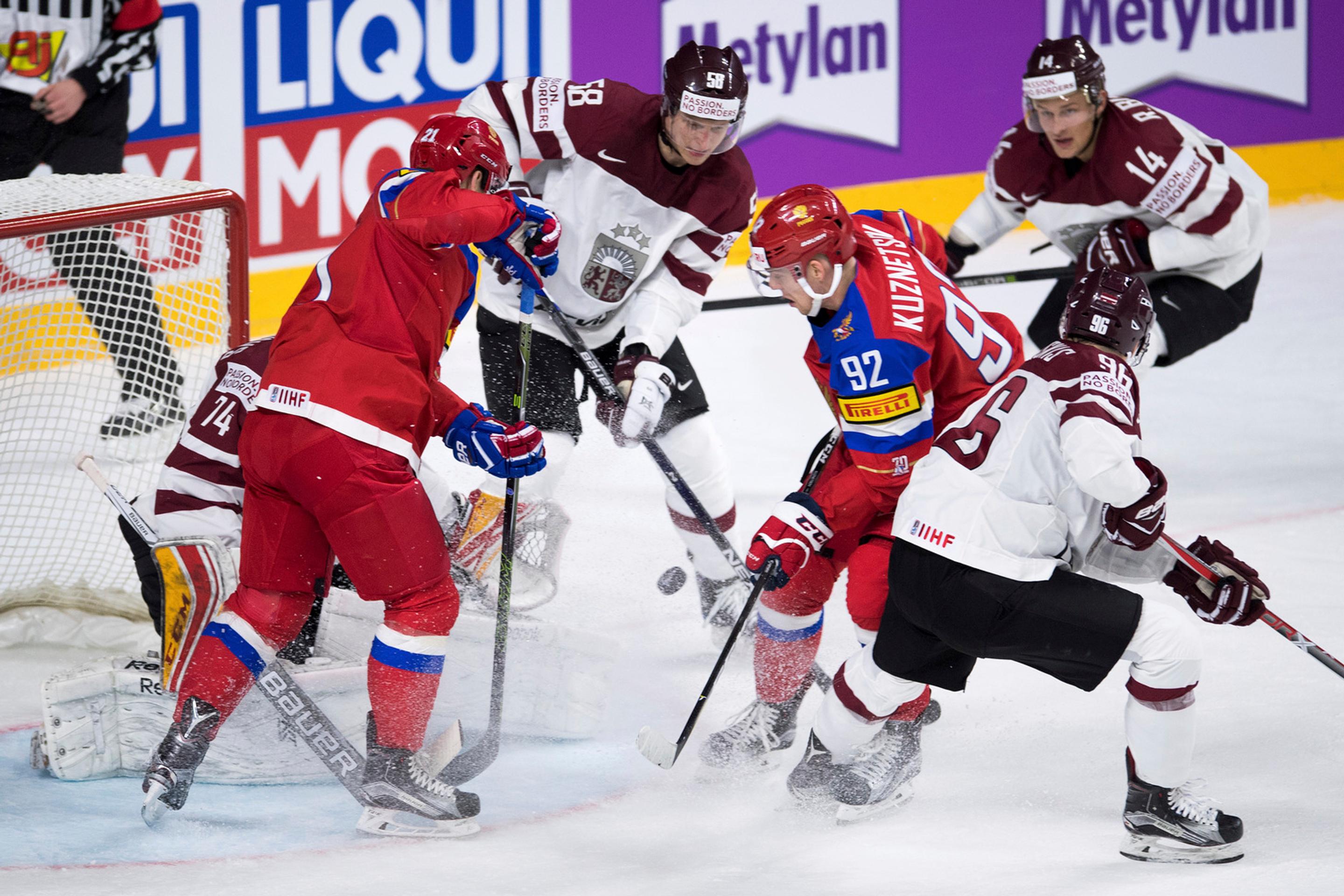 Rusi Alexander Barabanov (vľavo) a Jevgenij Kuznecov útočia na bránku Lotyšska v stretnutí MS 2017.