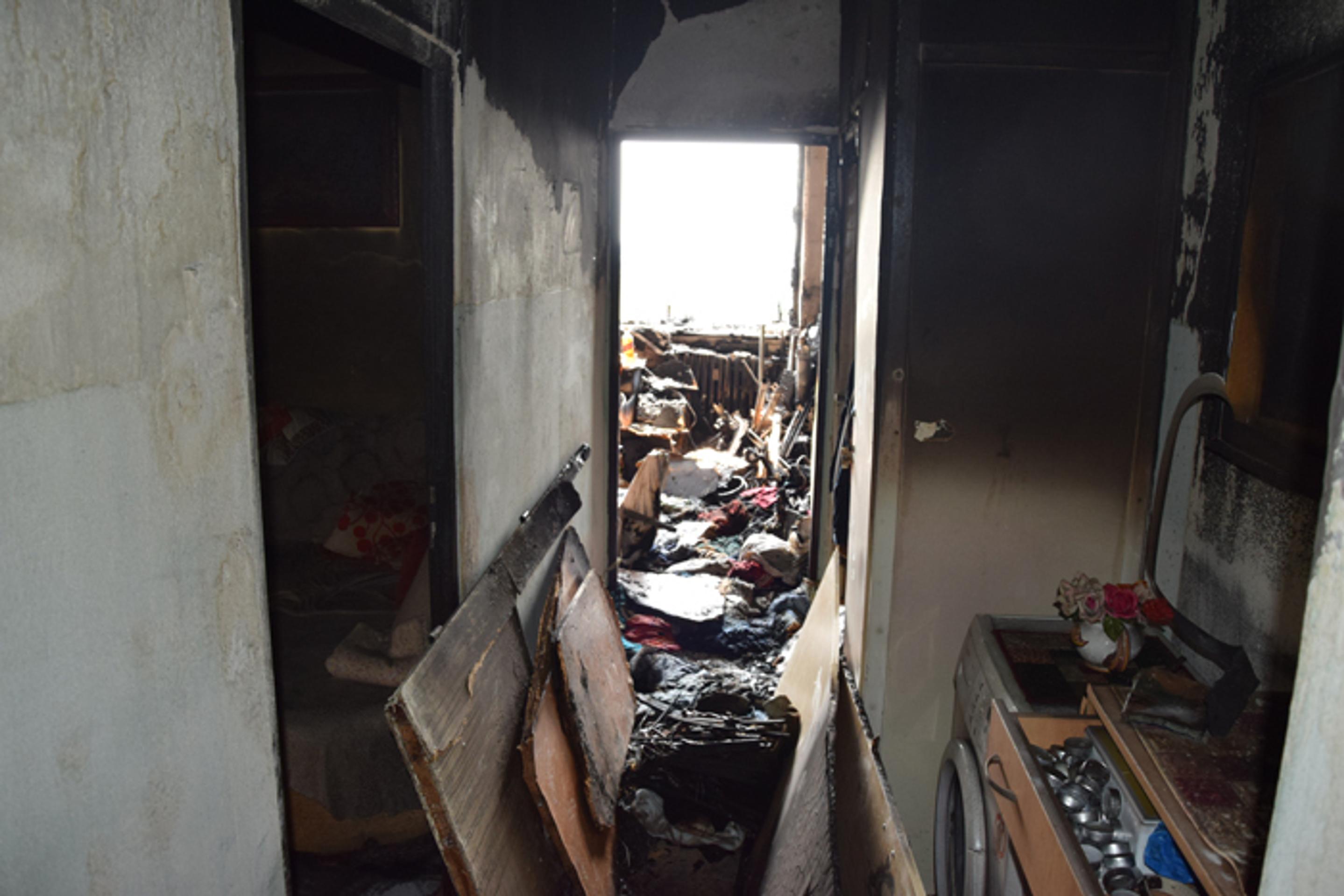 Interiér vyhoreného bytu v Rači.
