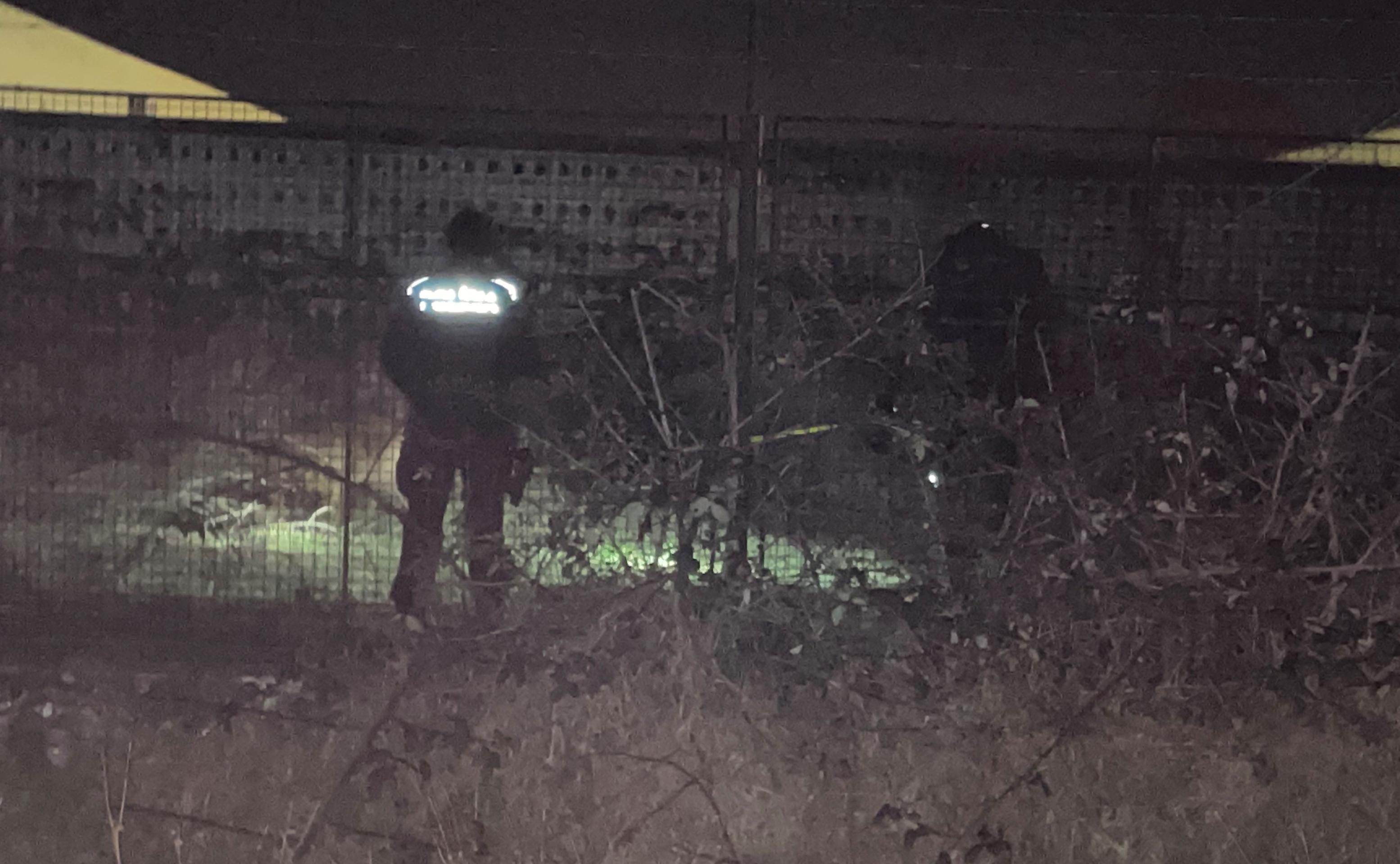 Krátko po udalosti policajti prehľadávali okolie miesta streľby.