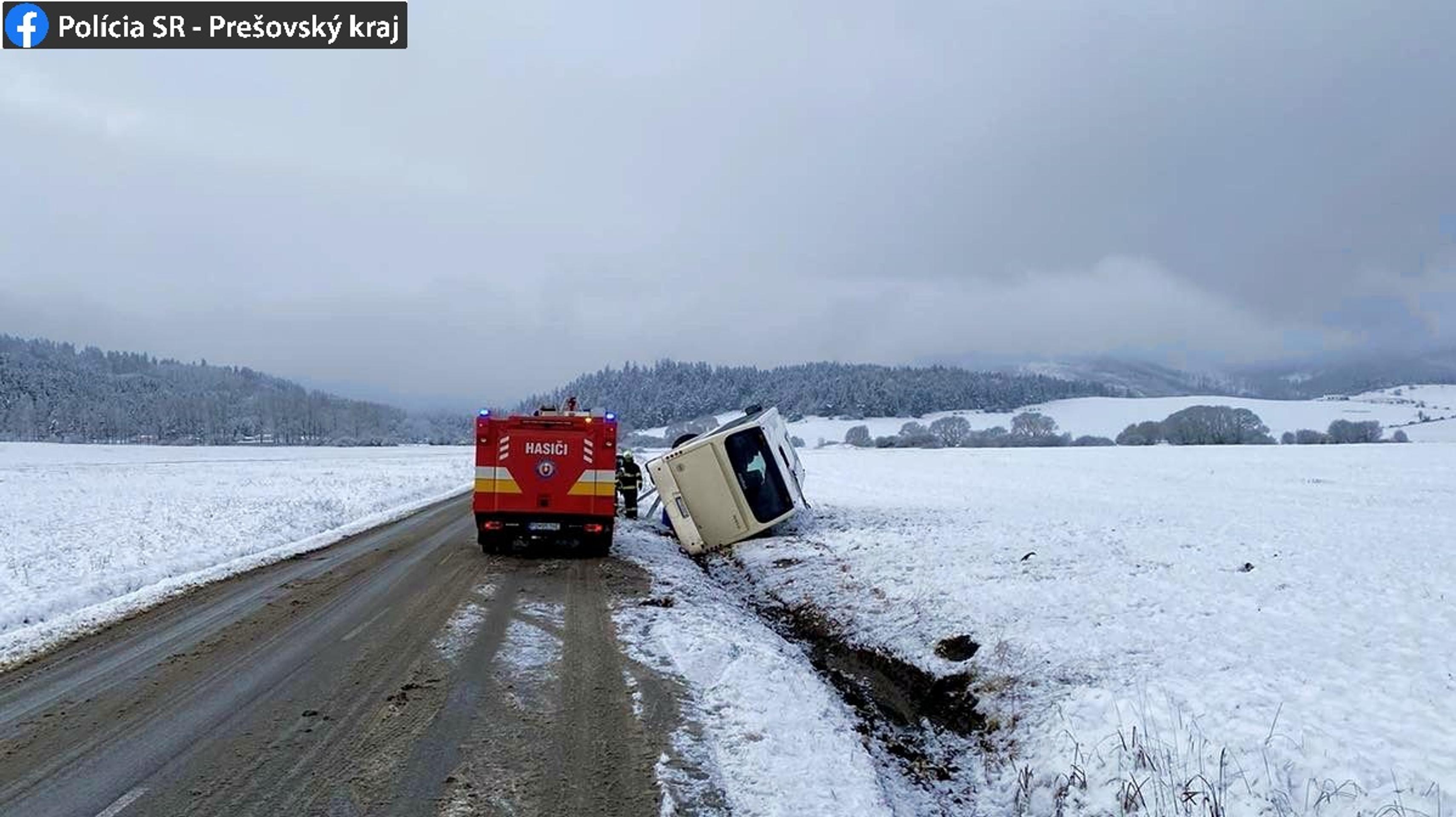 Prevrátený autobus za Popradom.