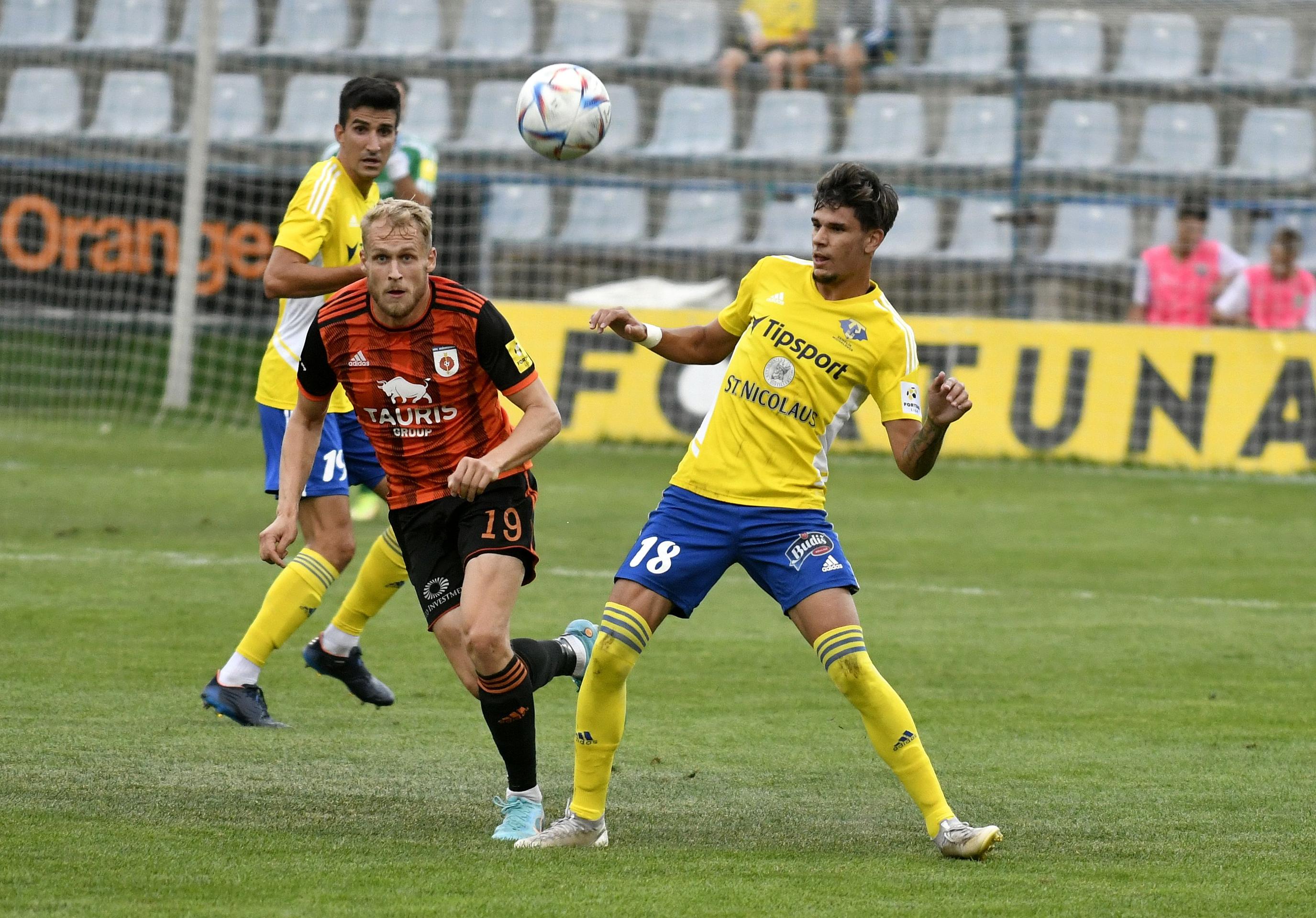 Zľava Lukáš Fabiš z MFK Ružomberok a hráč Zemplín Michalovce Alejandro Mendez v zápase 8. kola Fortuna ligy.