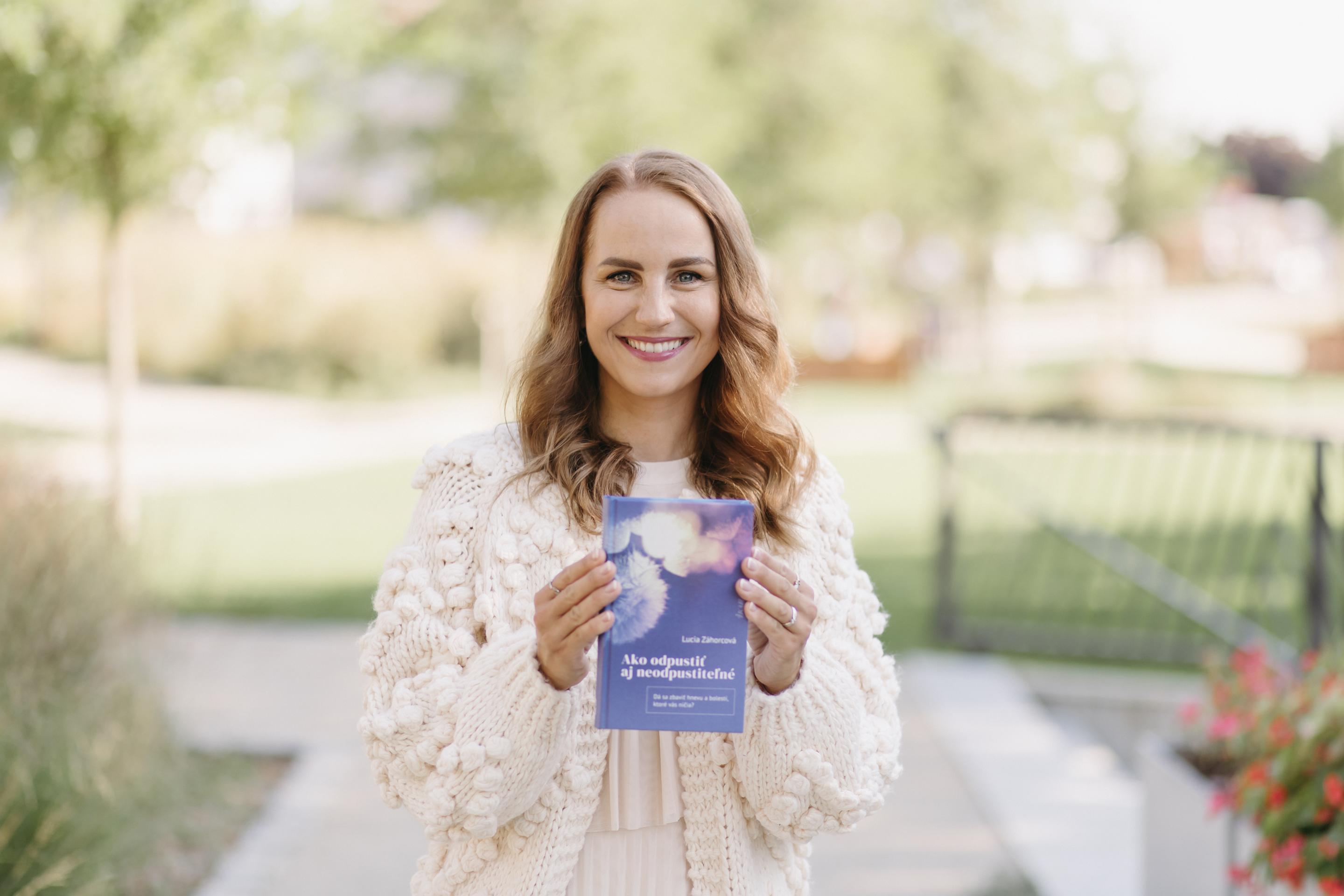 Publikácia Lucie Záhorcovej, Ako odpustiť aj neodpustiteľné, je výsledkom jej niekoľkoročnej praxe a výskumu. 