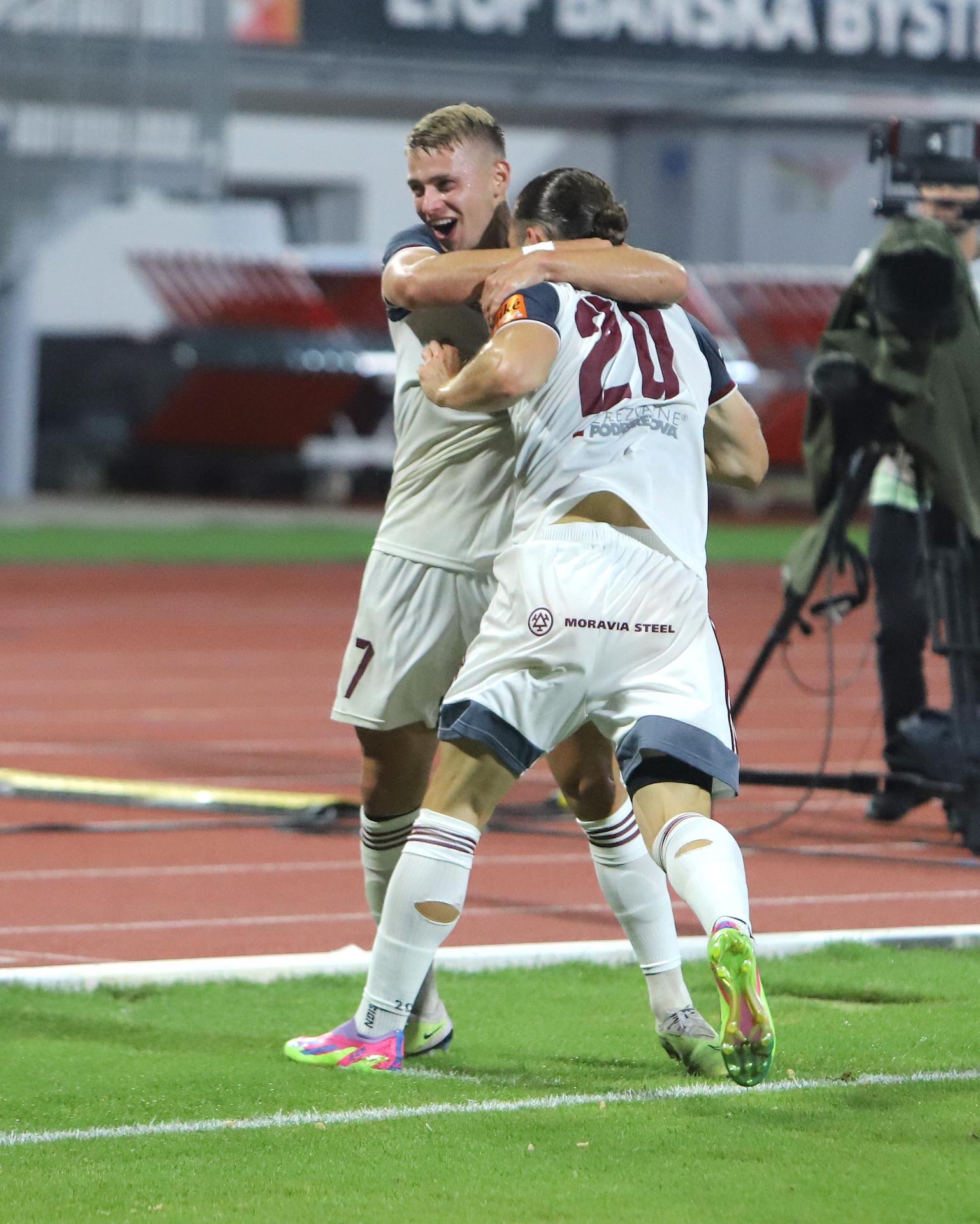 Na snímke zľava Roland Galčík a Peter Kováčik (Podbrezová) sa tešia zo streleného gólu.