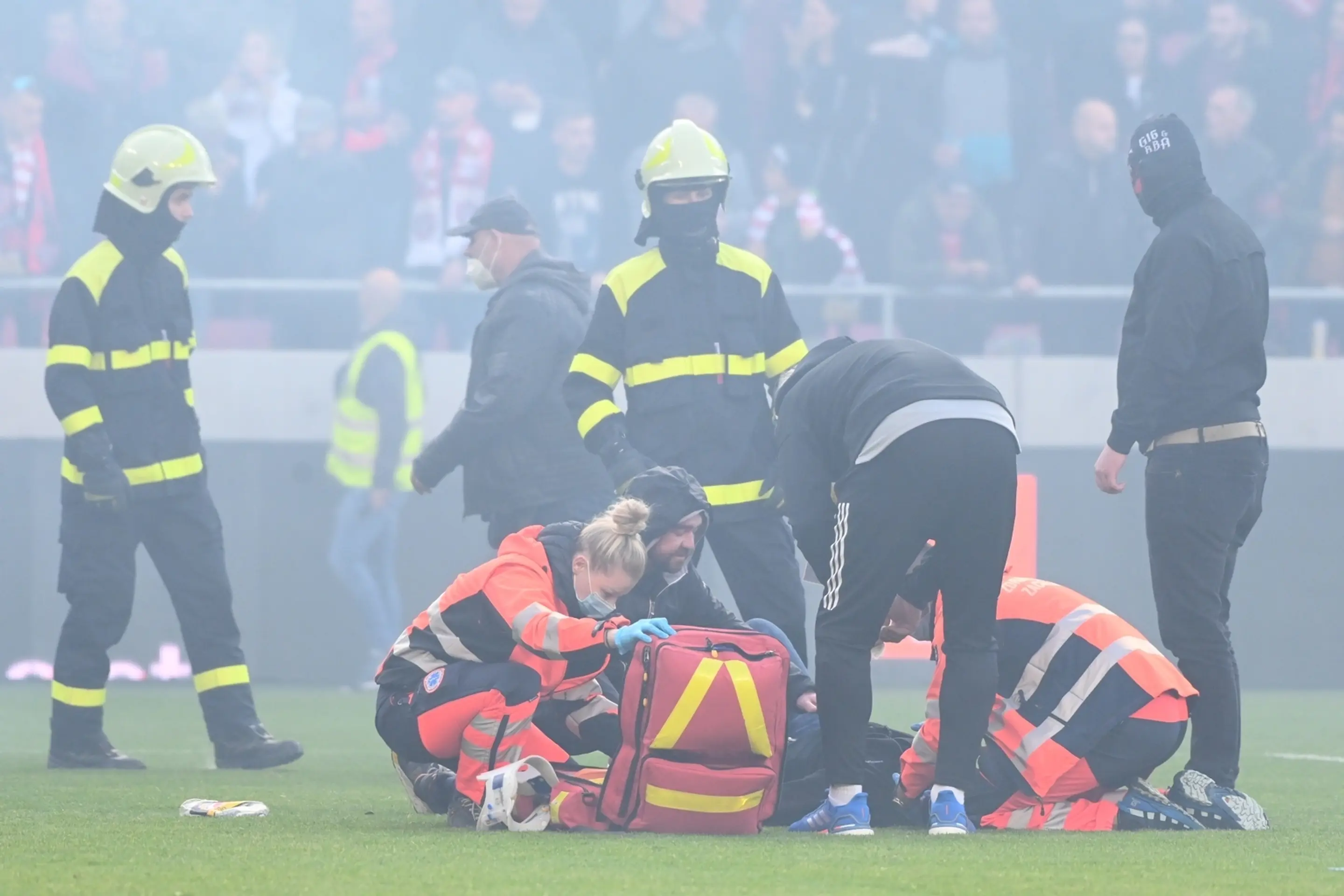 Záchranári ratujú zraneného v derby zápase Trnavy so Slovanom.