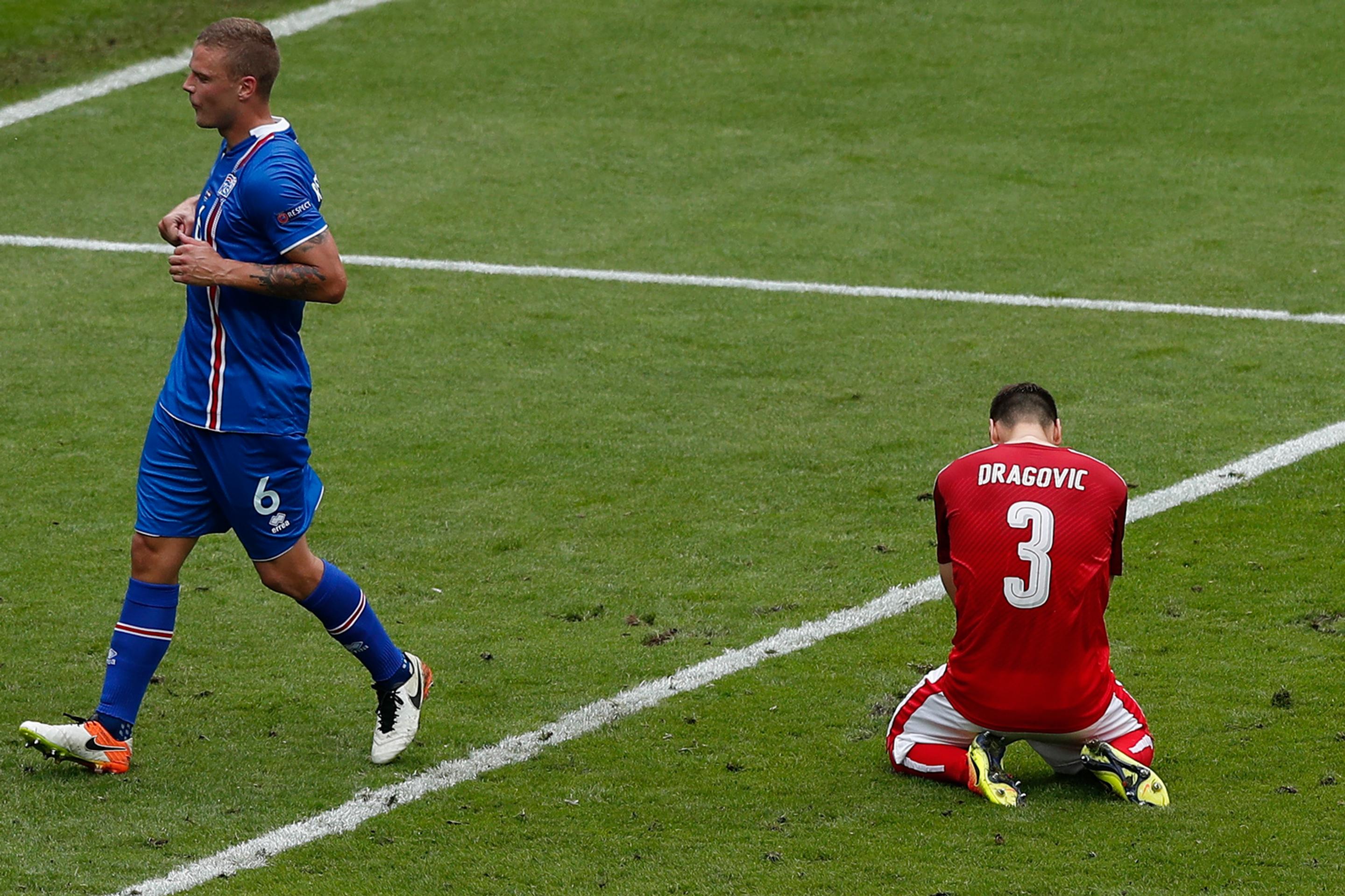 Hráč Rakúska Aleksandar Dragovič sa drží za hlavu po nepremenenom pokutovom kope v dueli proti Islandu