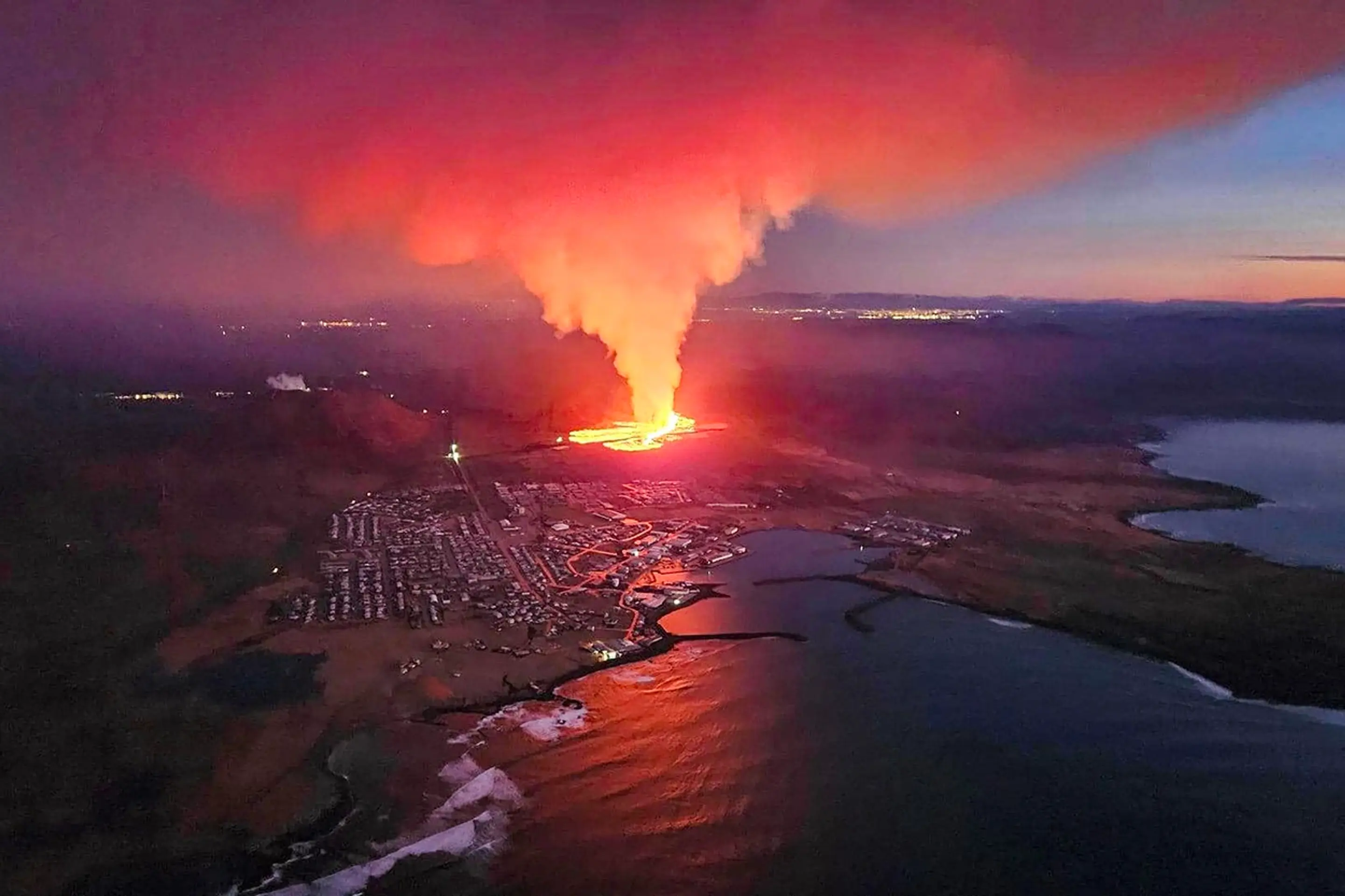 Erupcia v Grindavíku. 
