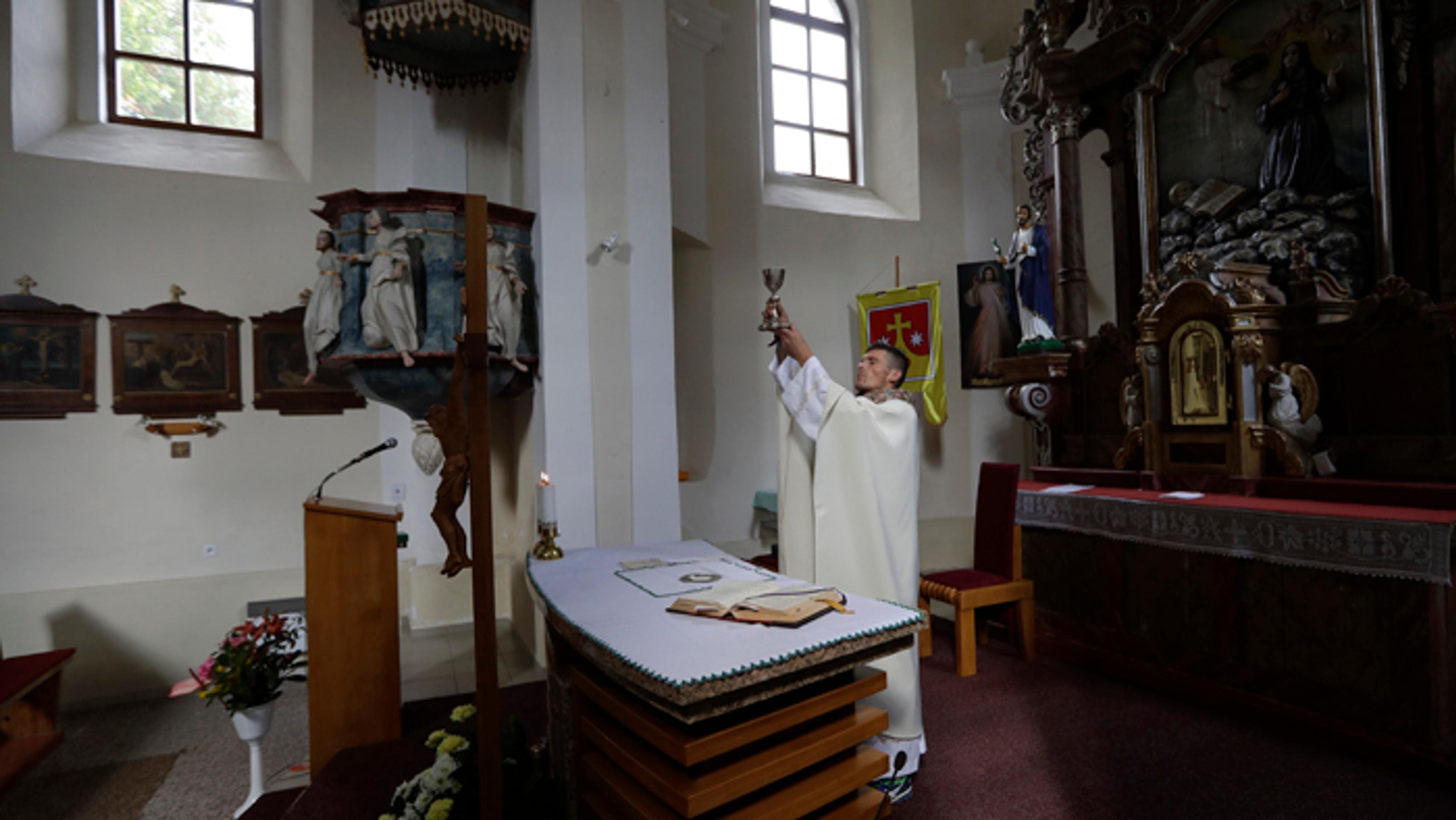 Kňaz Michal Lajcha v kostole v obci Kľak.