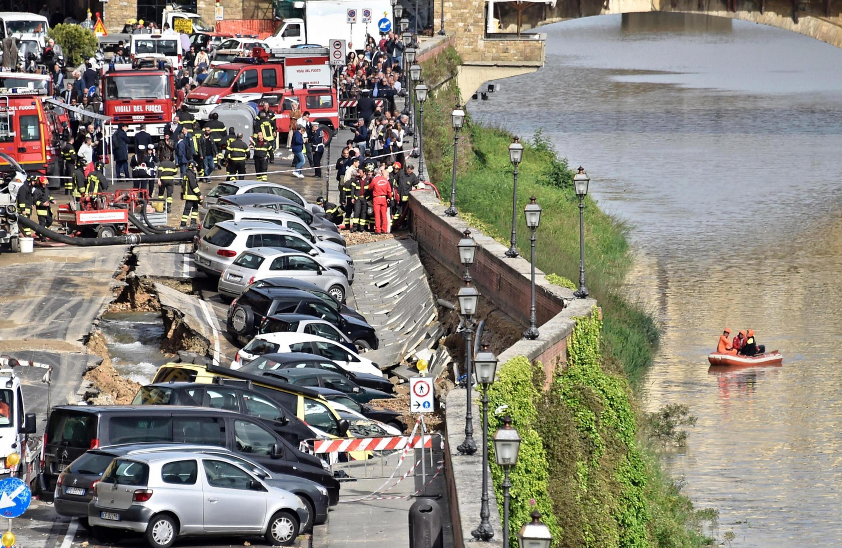 Hasiči zasahujú na mieste prepadnutia časti nábrežia rieky Arno.
