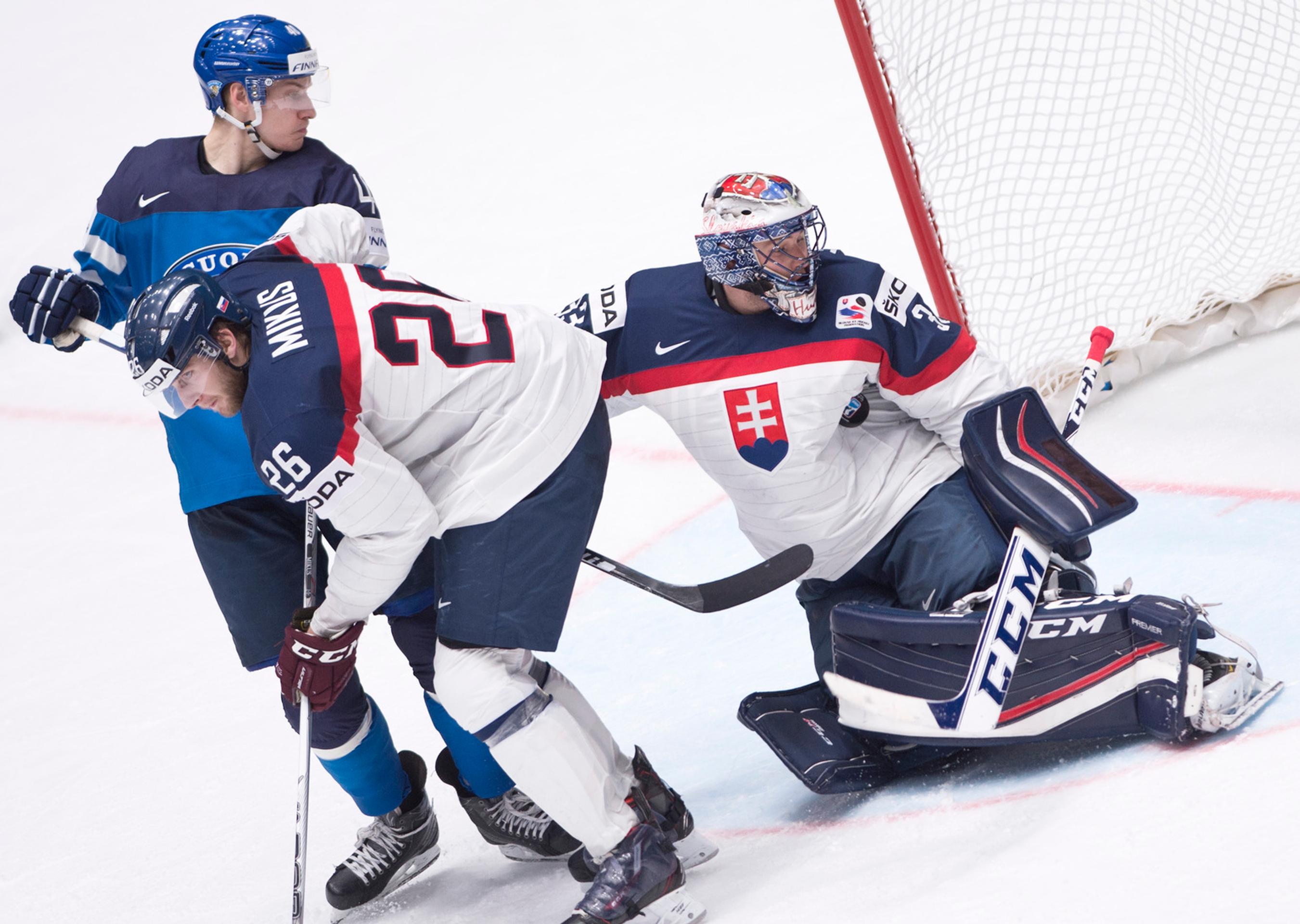 Brankár Július Hudáček, Juraj Mikuš a Jarmo Koskiranta v zápase B-skupiny Slovensko - Fínsko.