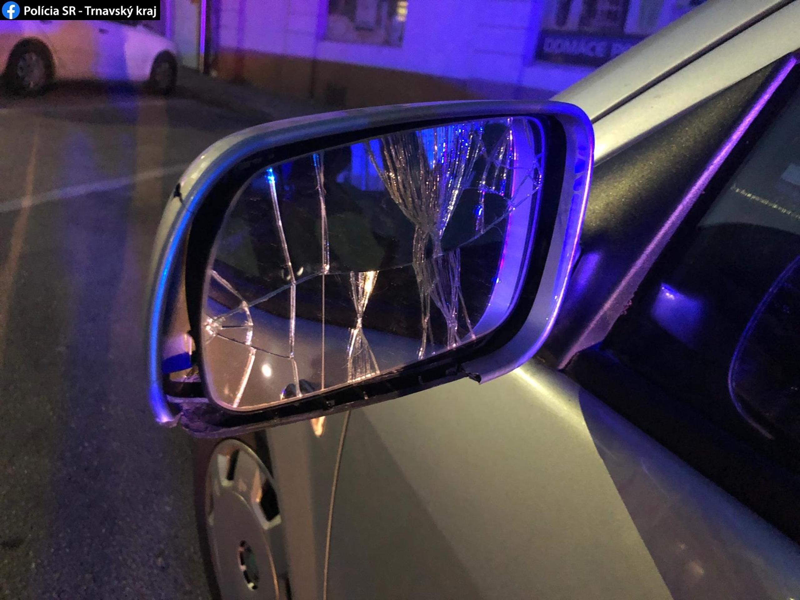 Na aute bolo rozbité spätné zrkadlo