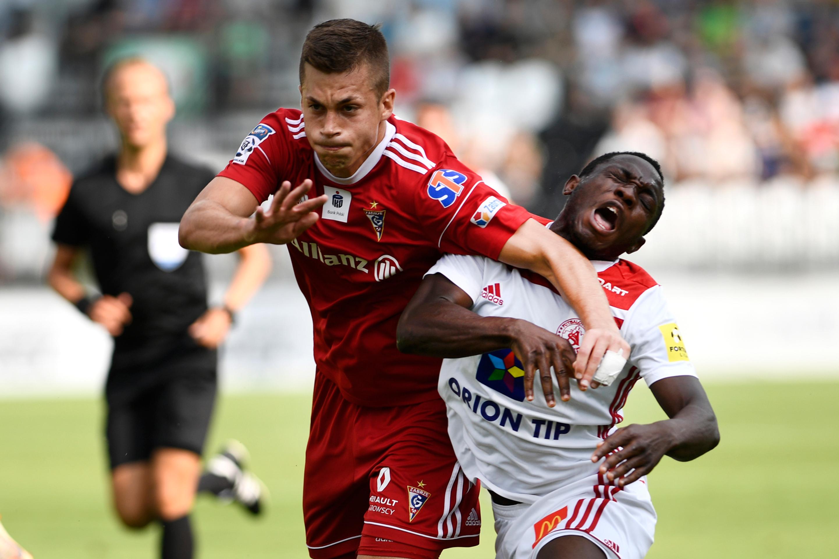 Zľava Adam Wolniewicz zo Zabrze a Trenčan Philip Azango v odvete 2. predkola EL.