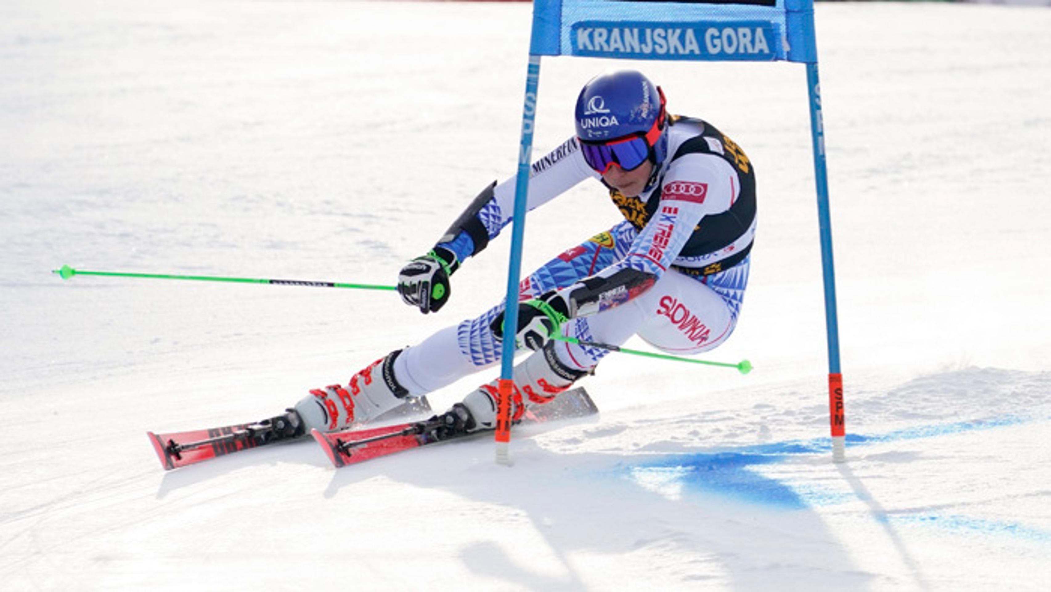 Na snímke zo ZOH 2010 vo Vancouveri zľava Martin Fourcade, zlatý Jevgenij Usťugov a bronzový Pavol Hurajt.