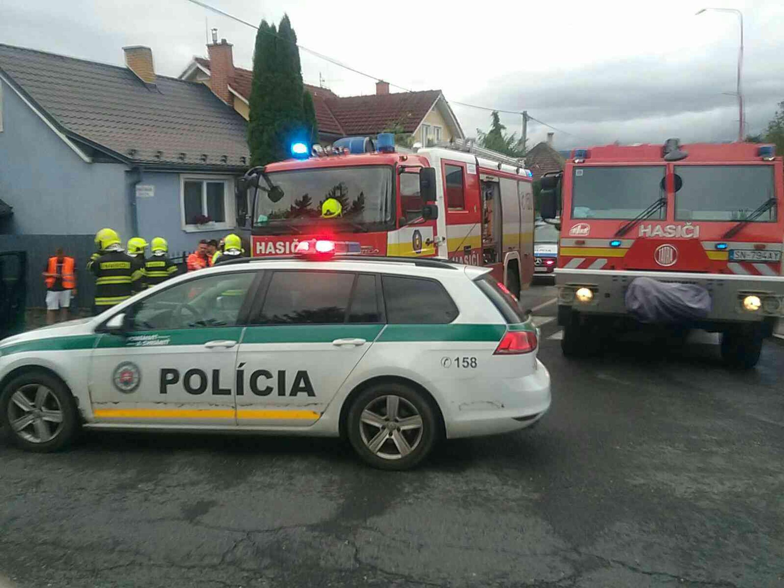 Pri nehode zasahovali záchranné zložky