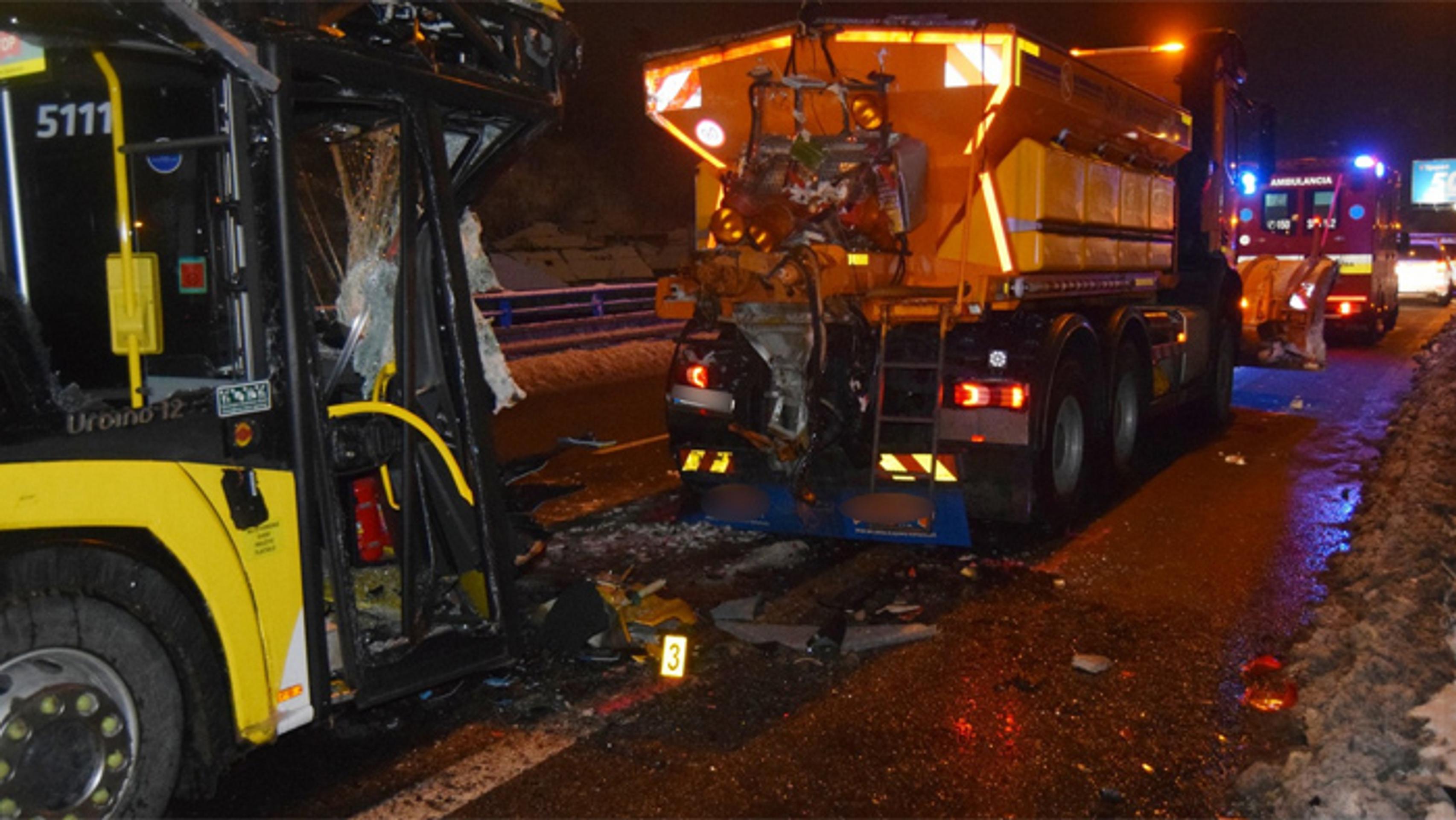 Autobus MHD narazil do posypovača, zranilo sa sedem ľudí.