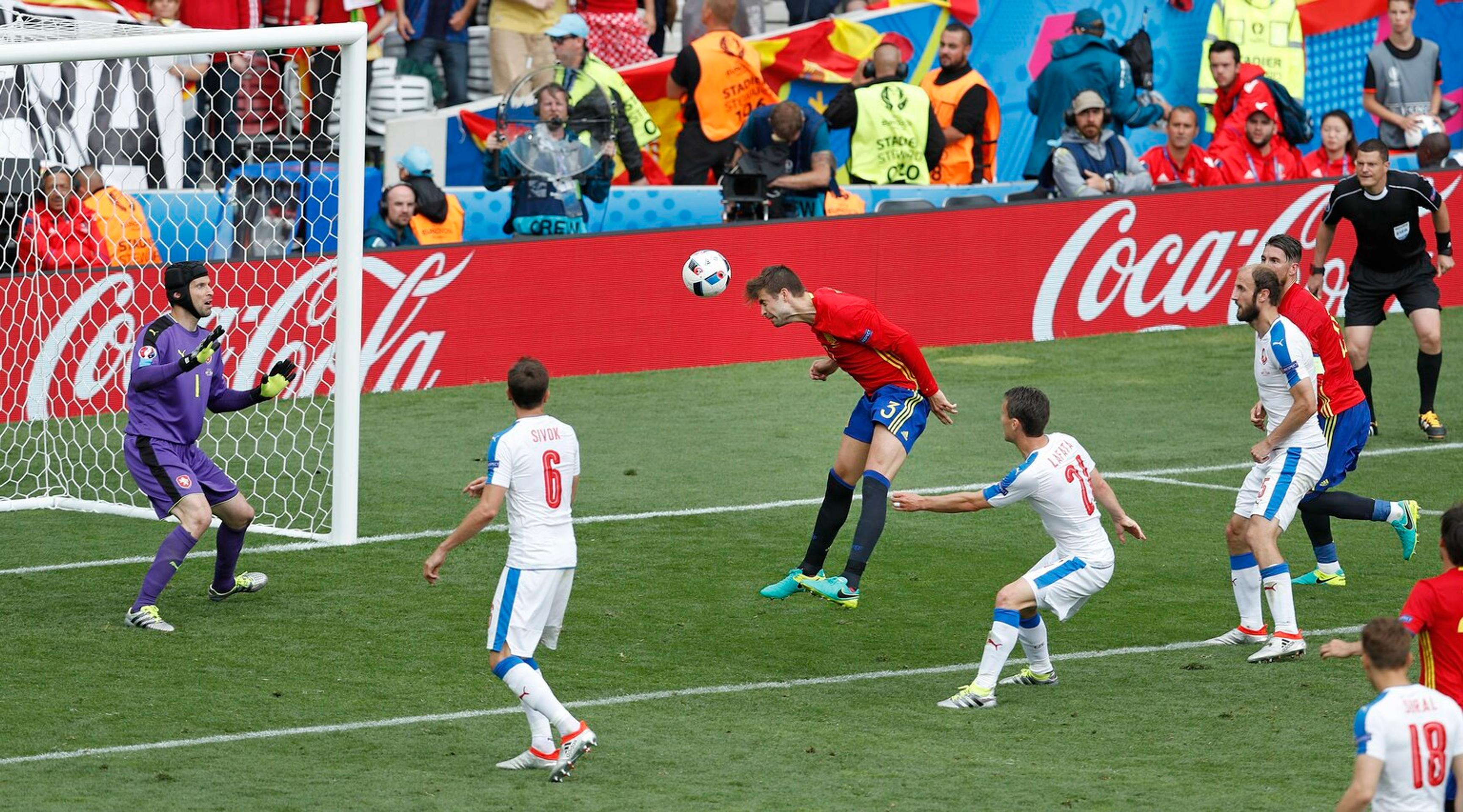 Gerard Piqué dáva hlavou jediný gól svojho Španielska v dueli na ME vo Francúzsku proti Česku.