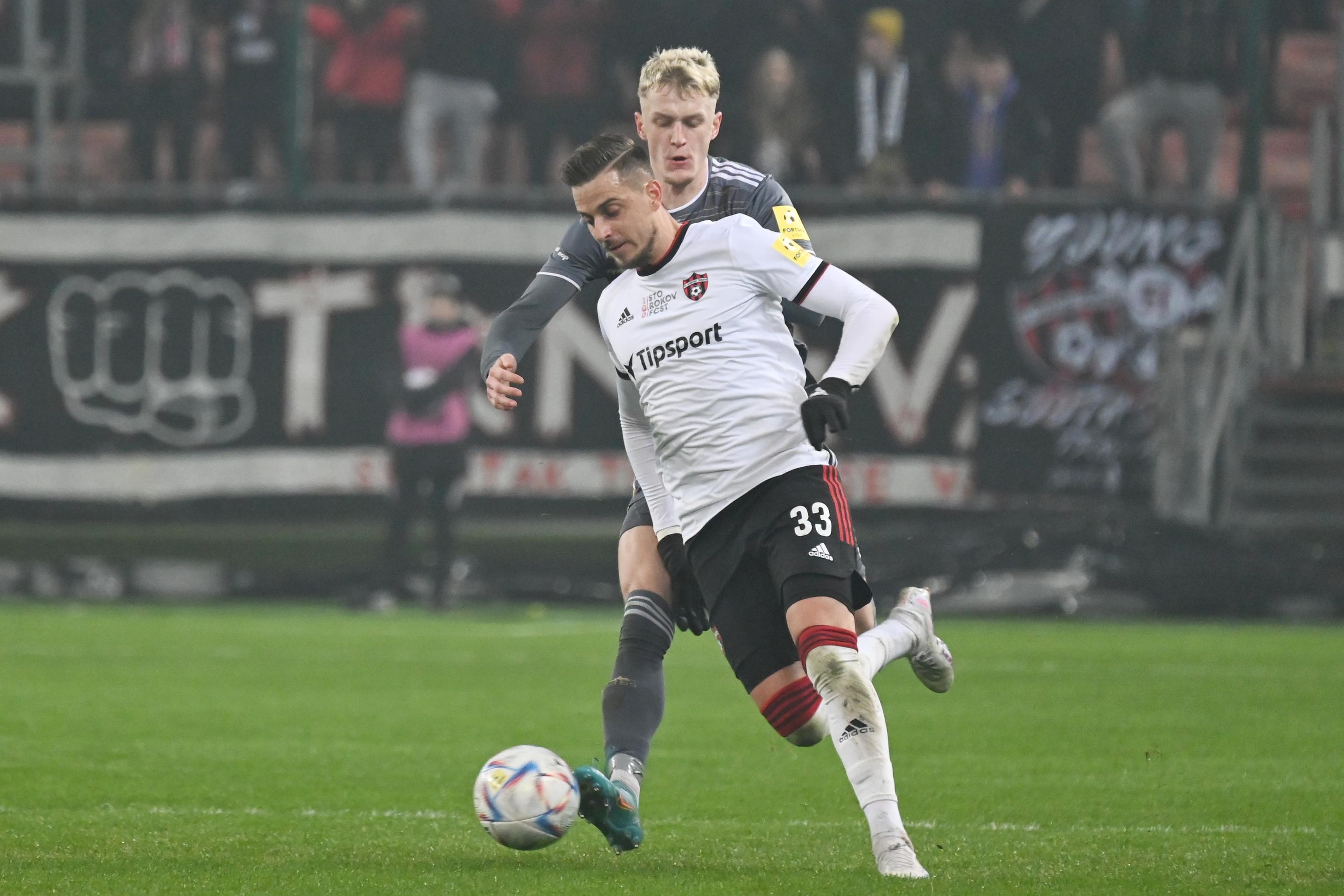 Na snímke vpredu hráč Spartaka Filip Twardzik a hráč Ružomberka Tomáš Bobček.