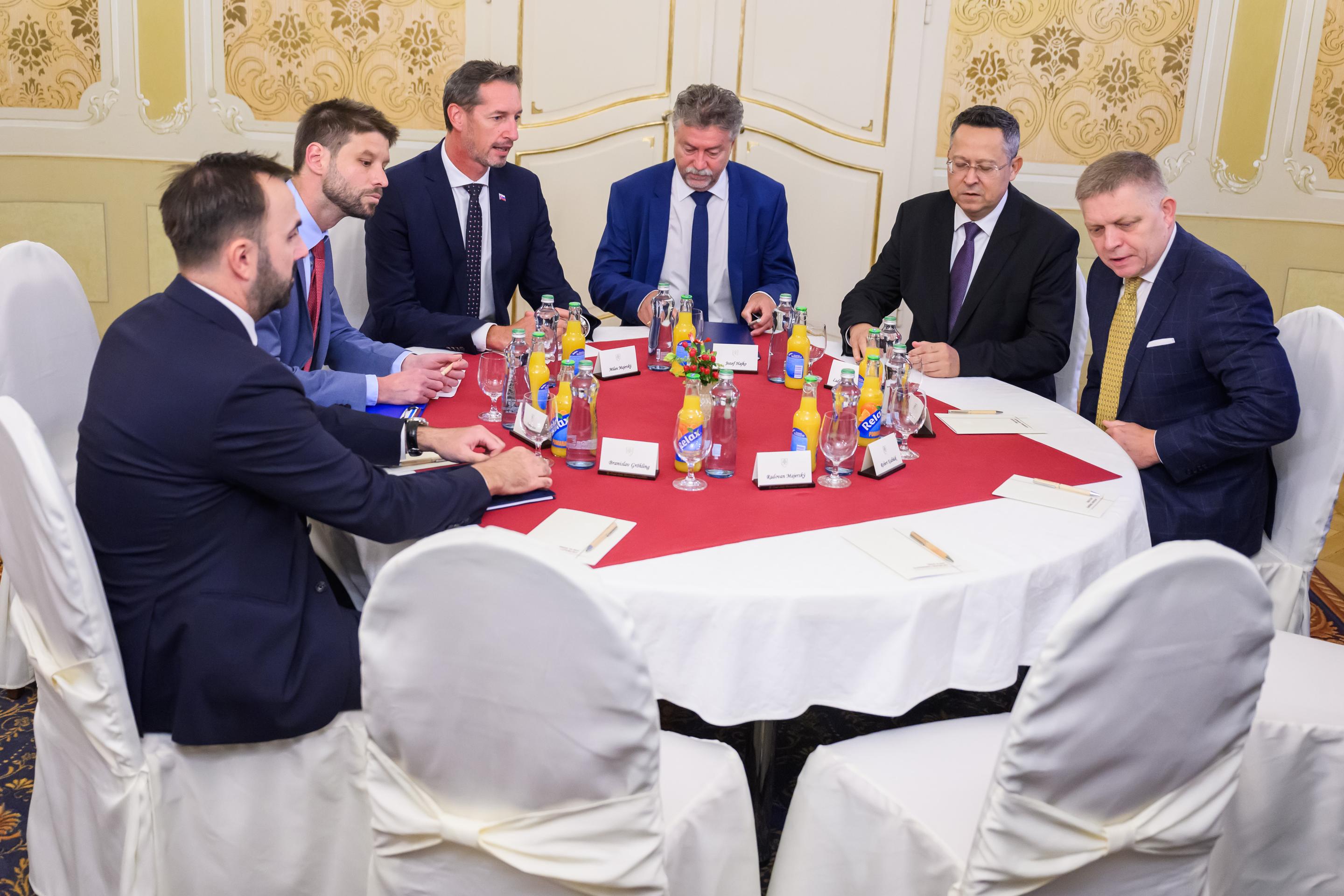 Stretnutie premiéra a ministra financií s lídrami opozície.