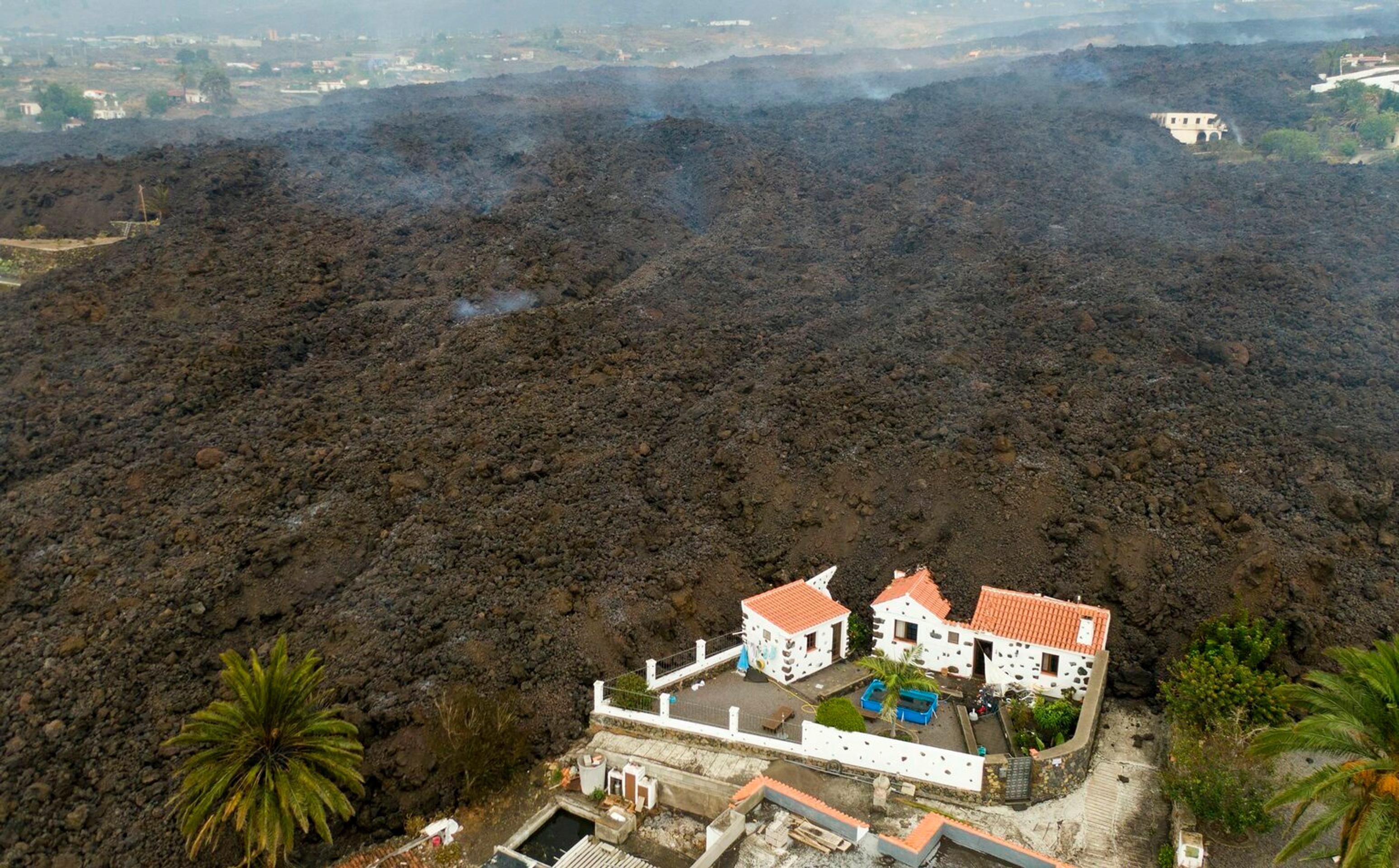 Láva pohlcuje domy na ostrove La Palma