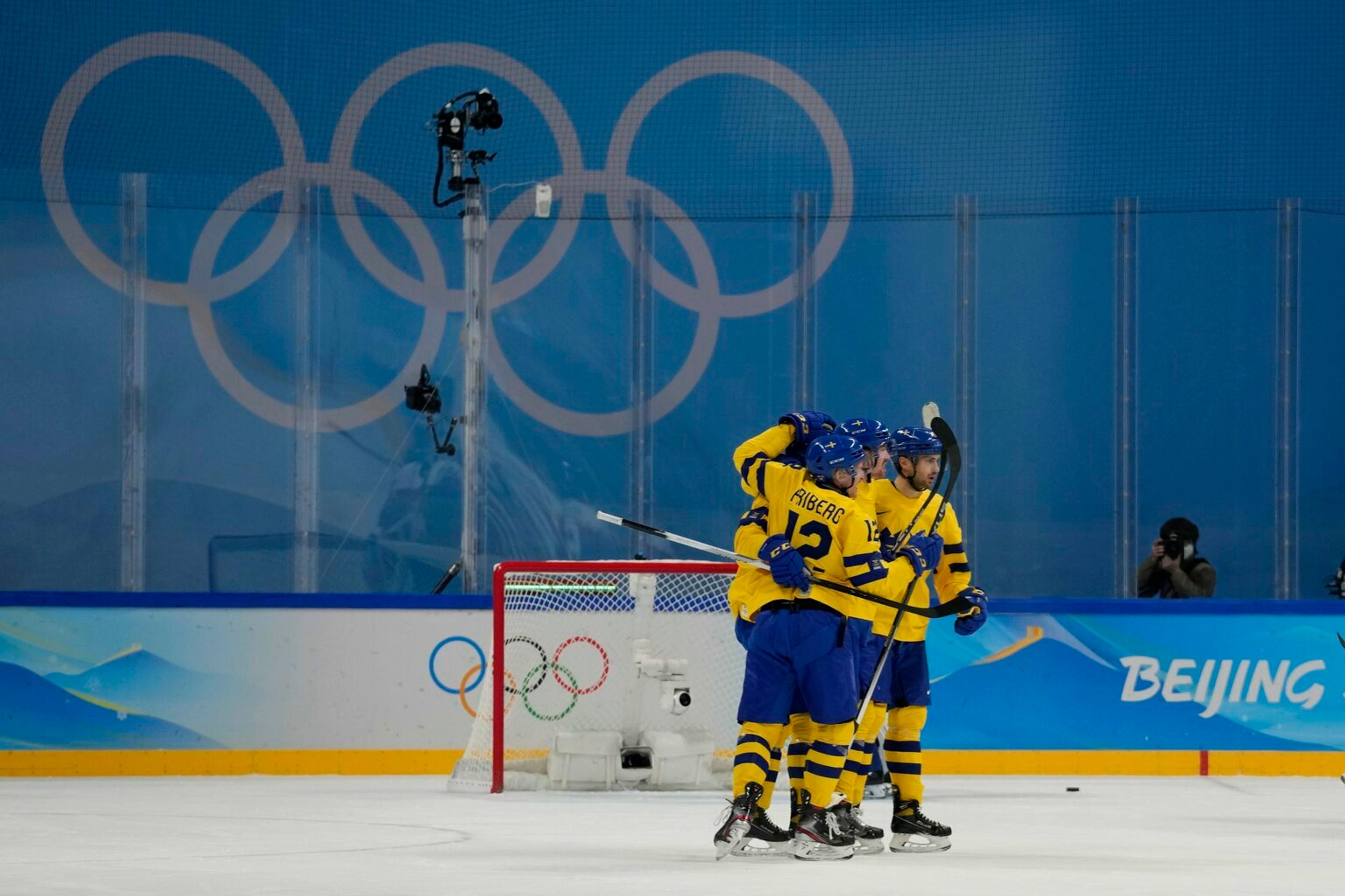 Hráči Švédska oslavujú gól v dueli ZOH 2022 proti Slovensku.