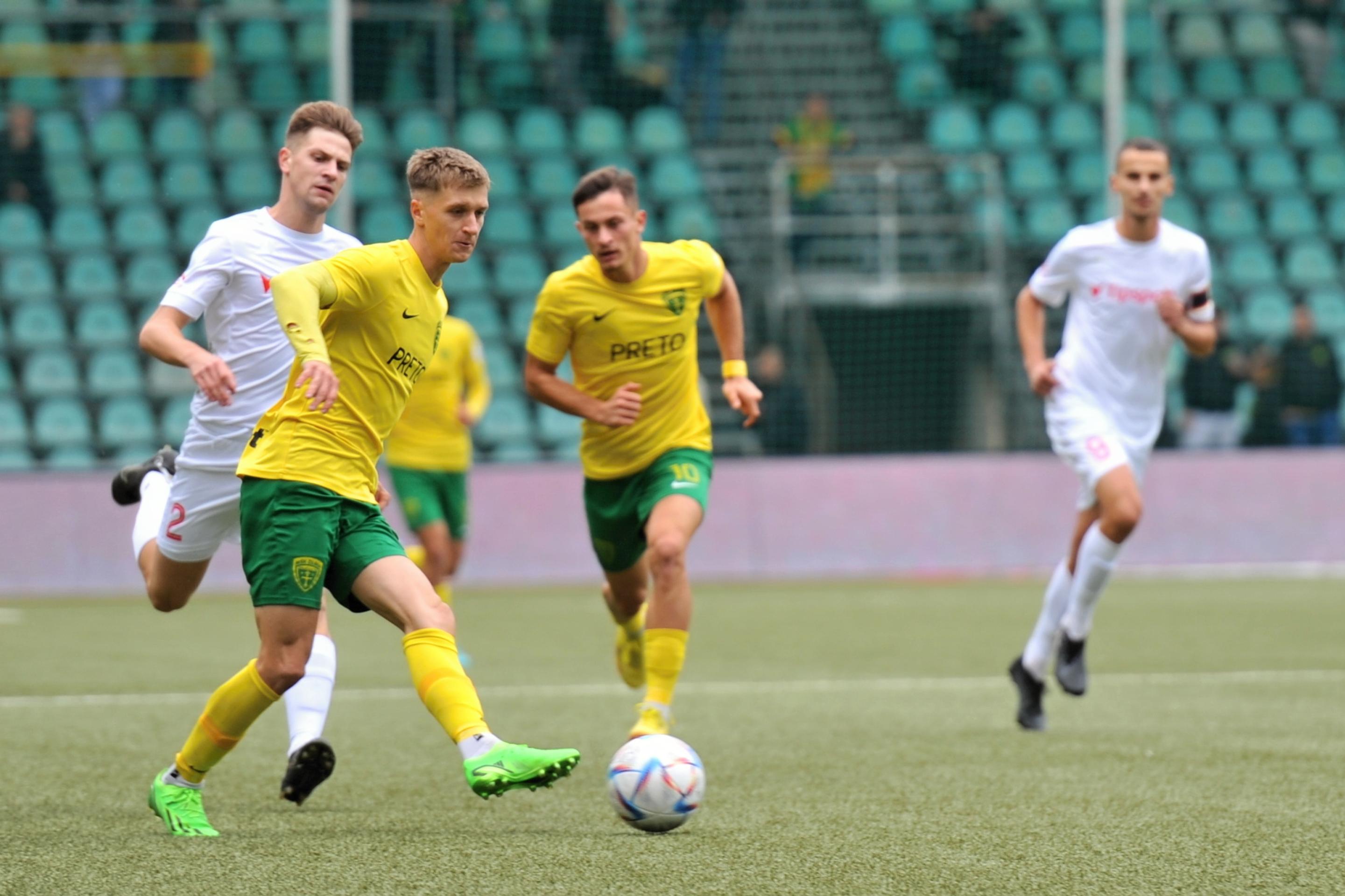 Patrik Myslovič (Žilina) a vľavo Richard Župa (Liptovský Mikuláš) počas 11. kola Fortuna ligy.