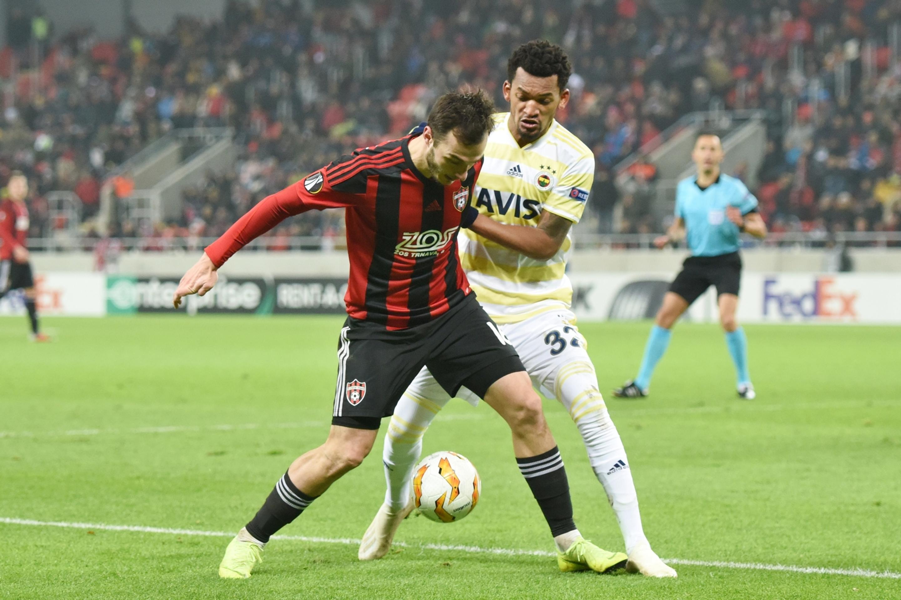 Vľavo Davit Skhirtladze z Trnavy bojuje o loptu s Jailsonom z Fenerbahce v dueli EL.