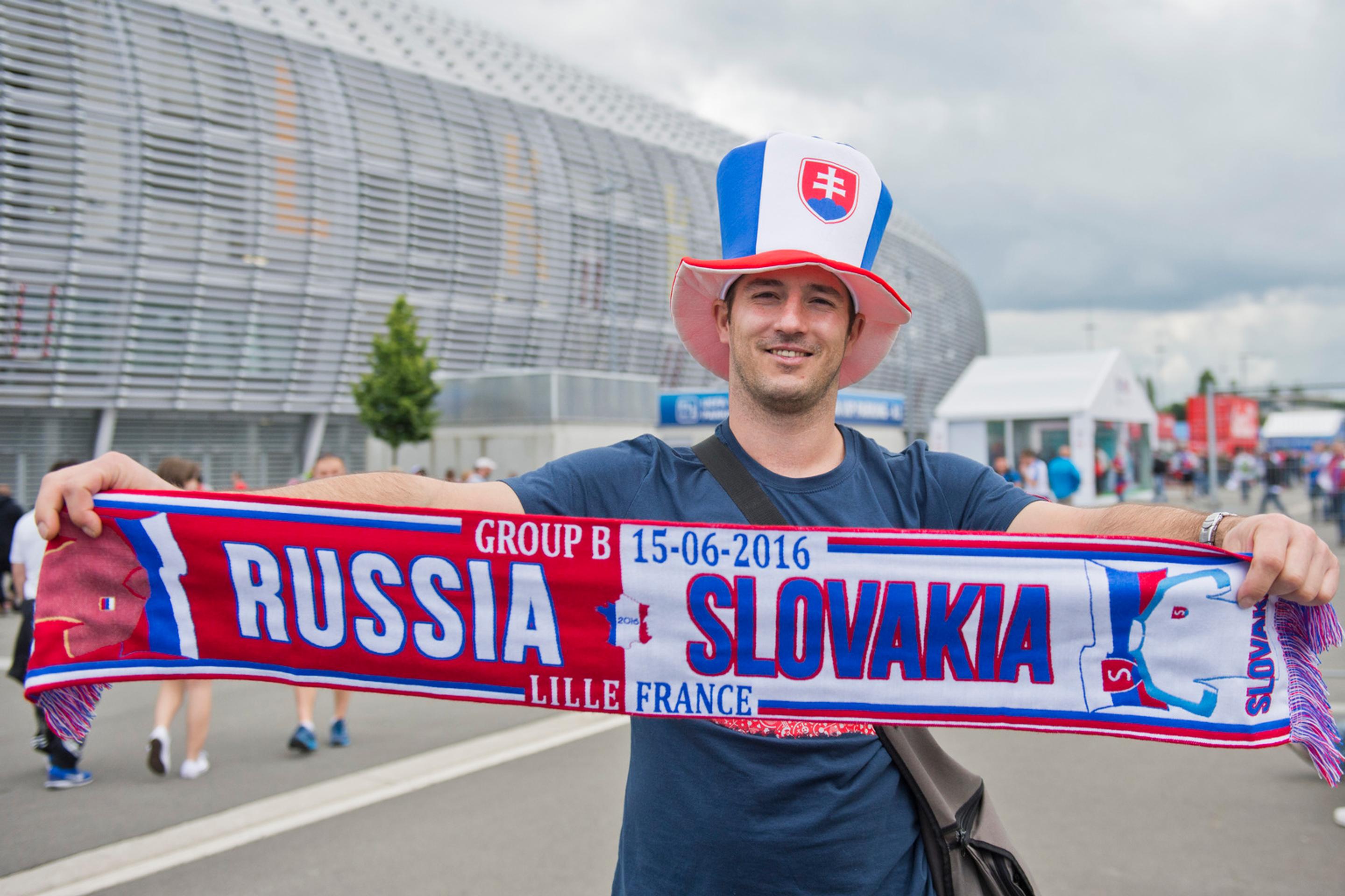 Fanúšik pred zápasom Slovenska s Ruskom v Lille.