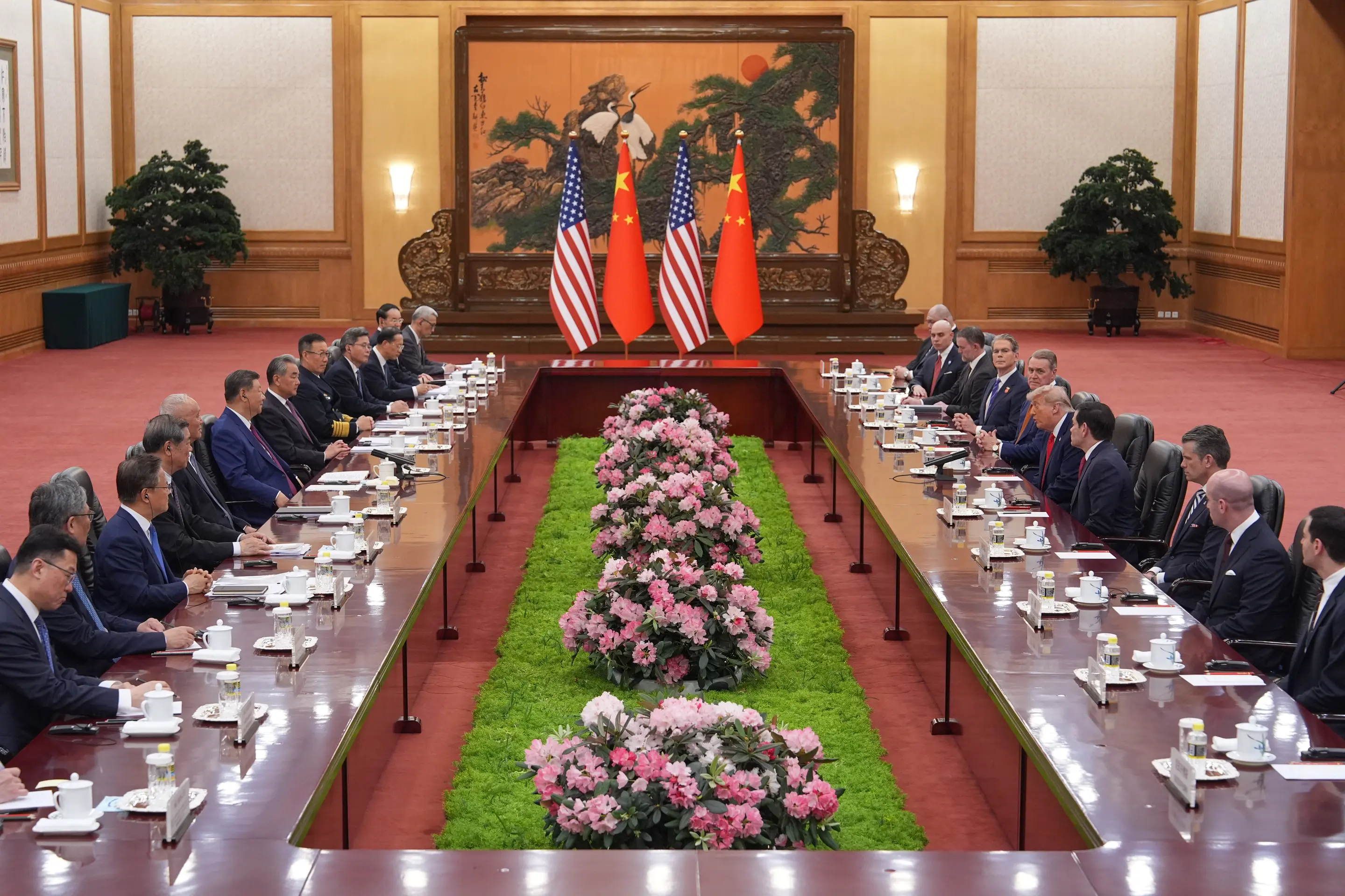 Americký prezident Donald Trump (uprostred vpravo) a čínsky prezident Si Ťin-pching (uprostred vľavo) počas bilaterálneho stretnutia vo Veľkej sále ľudu v Pekingu.