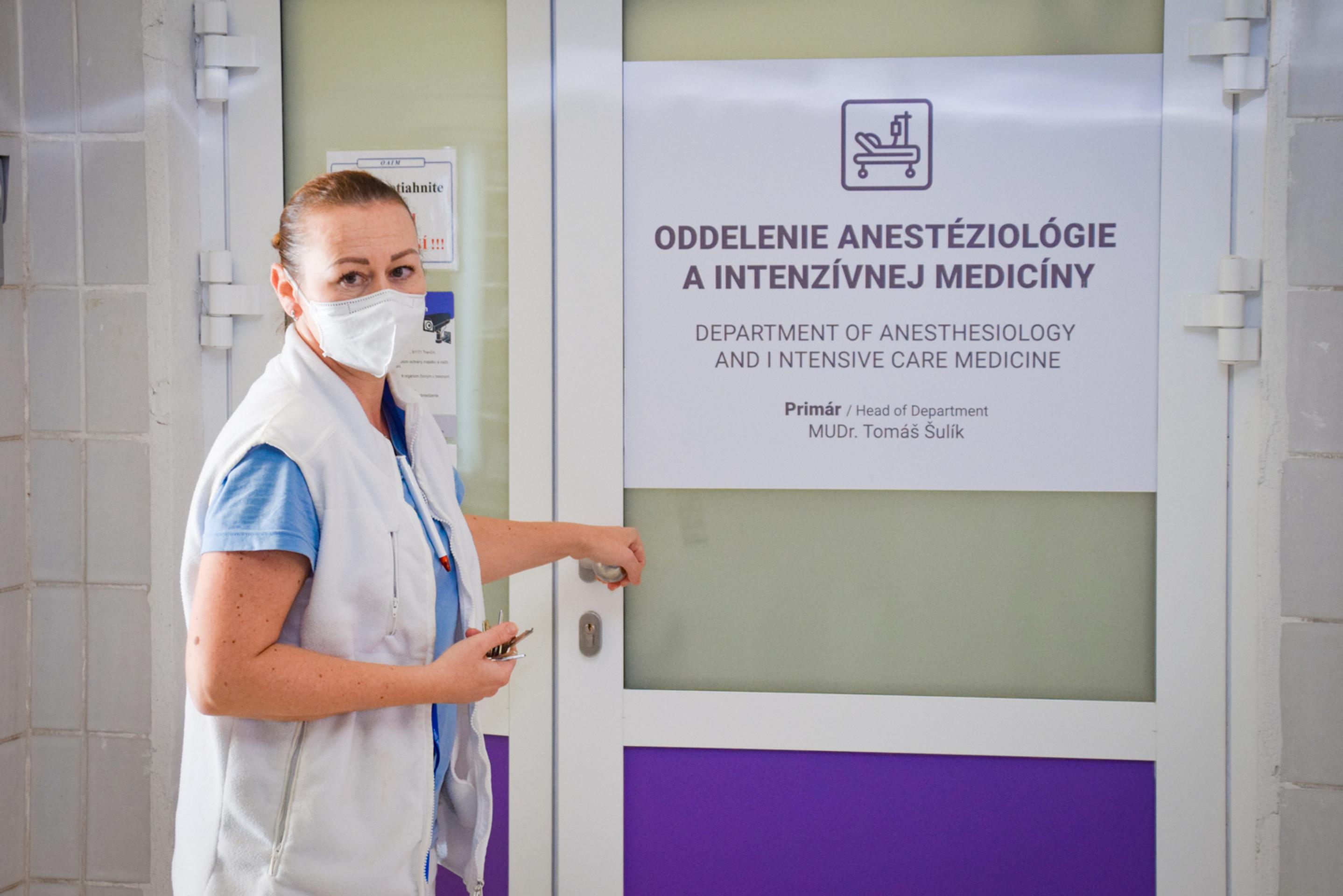 Vrchná sestra Ivana Ondrejková pred oddelením.