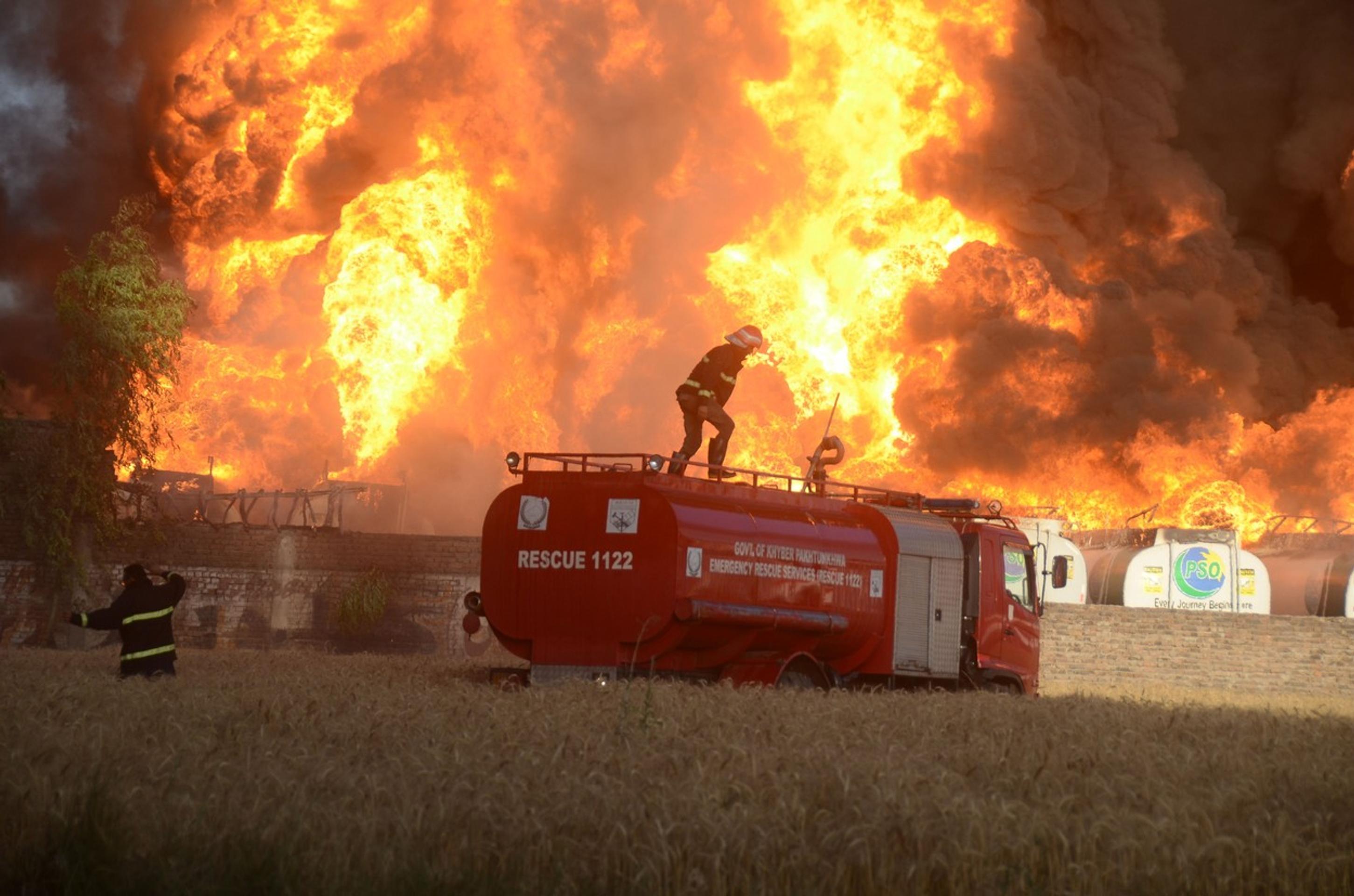 Požiarnici zasahujú pri požiari cisternového terminálu v pakistanskom  Pešaváre.