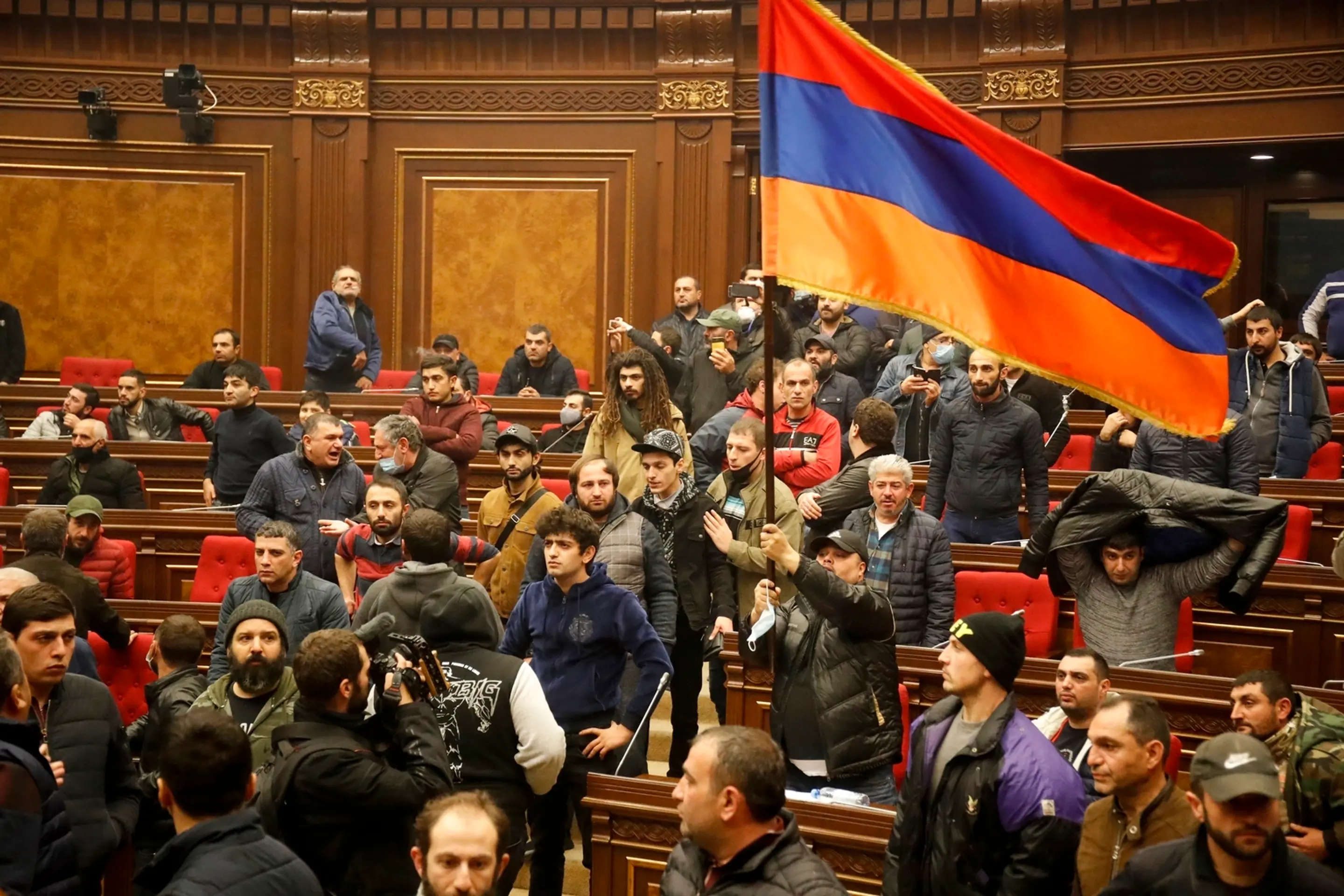 Ľudia protestujú proti podpísaniu dohody o ukončení vojny v Karabachu po tom, čo sa vlámali do budovy parlamentu.