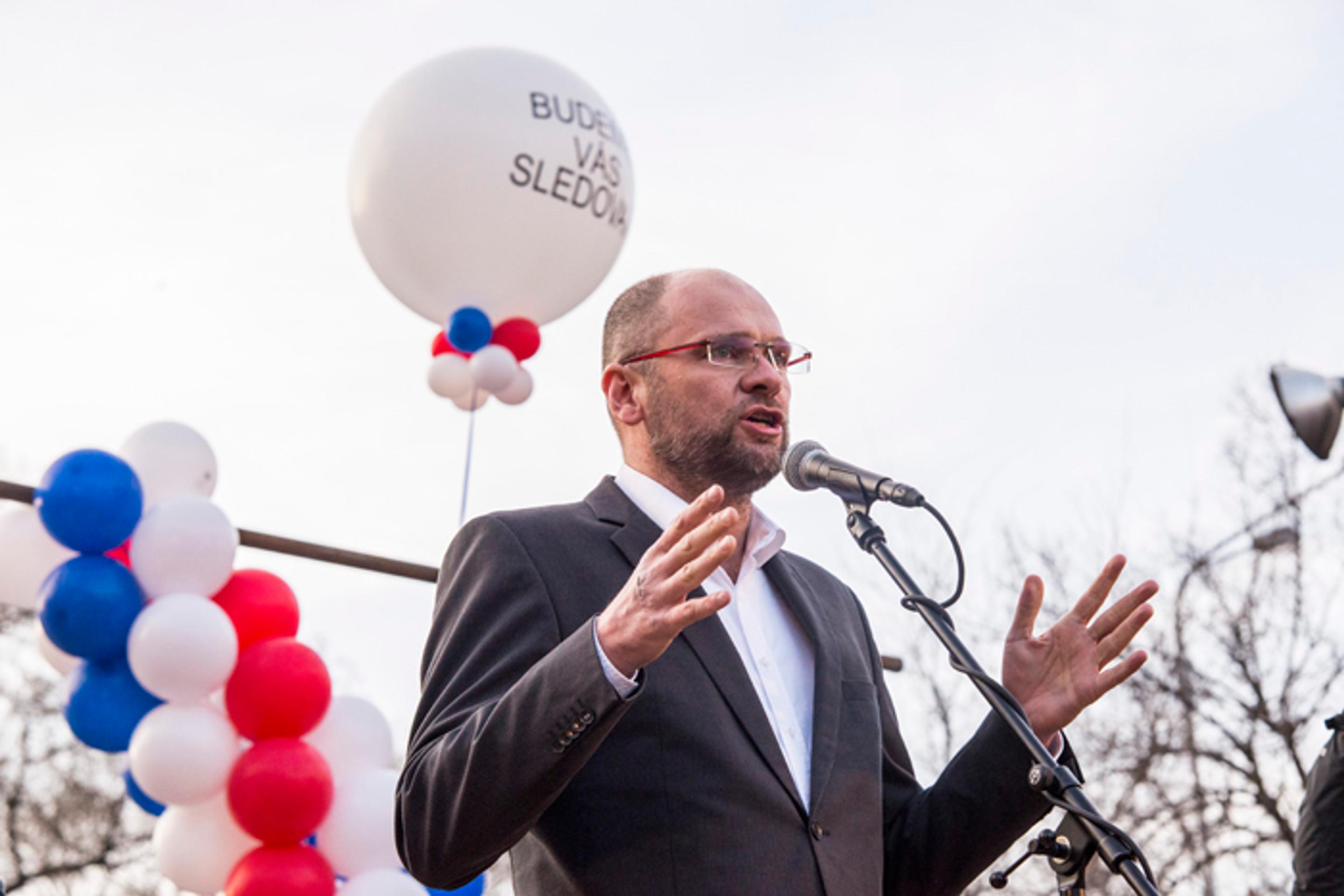 Predseda SaS Richard Sulík počas vystúpenia na protestnom stretnutí opozičných poslancov, voličov a umelcov.