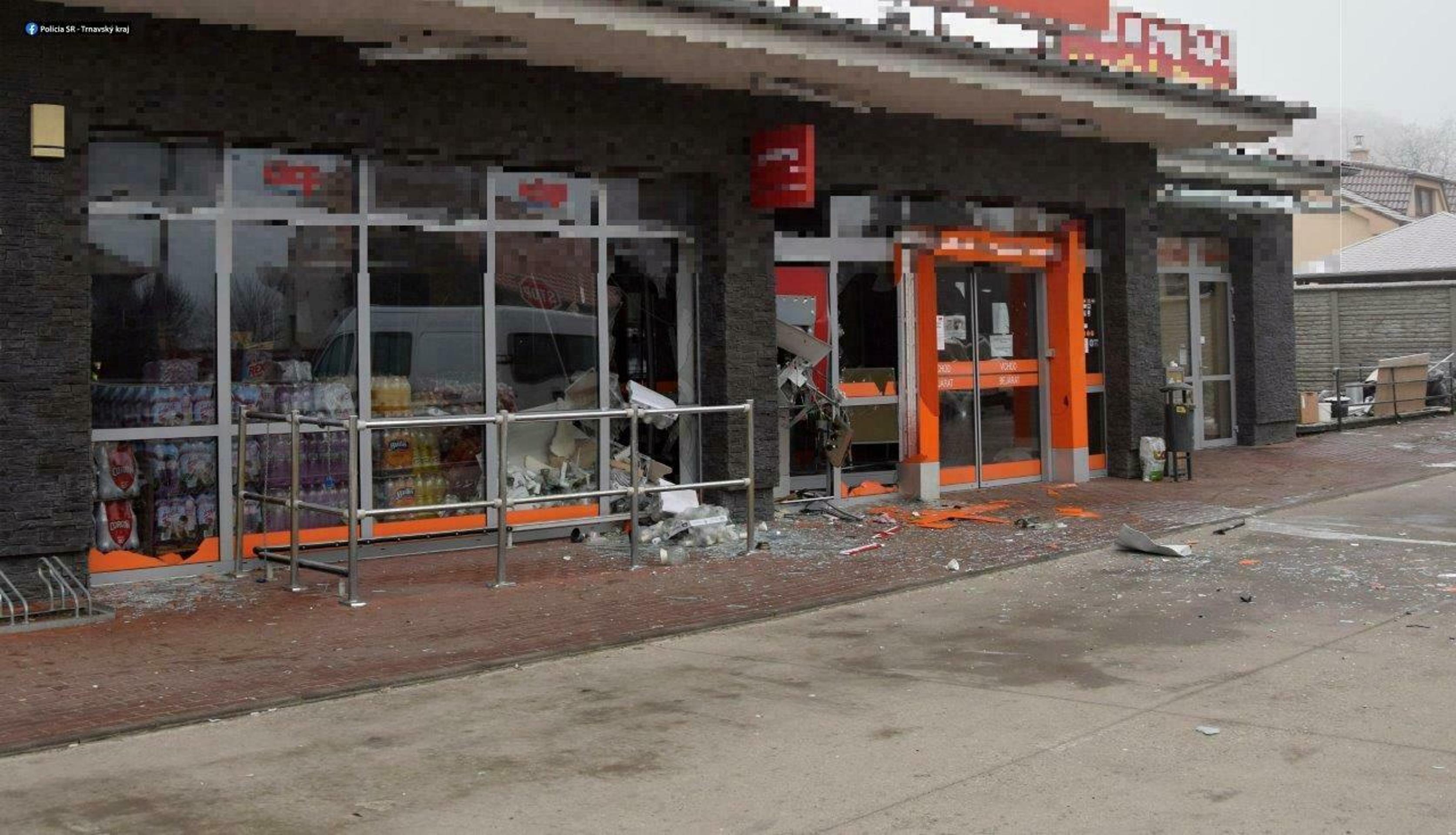 Polícia zadržala bankomatovú mafiu, ktorá v januári vykradla bankomat