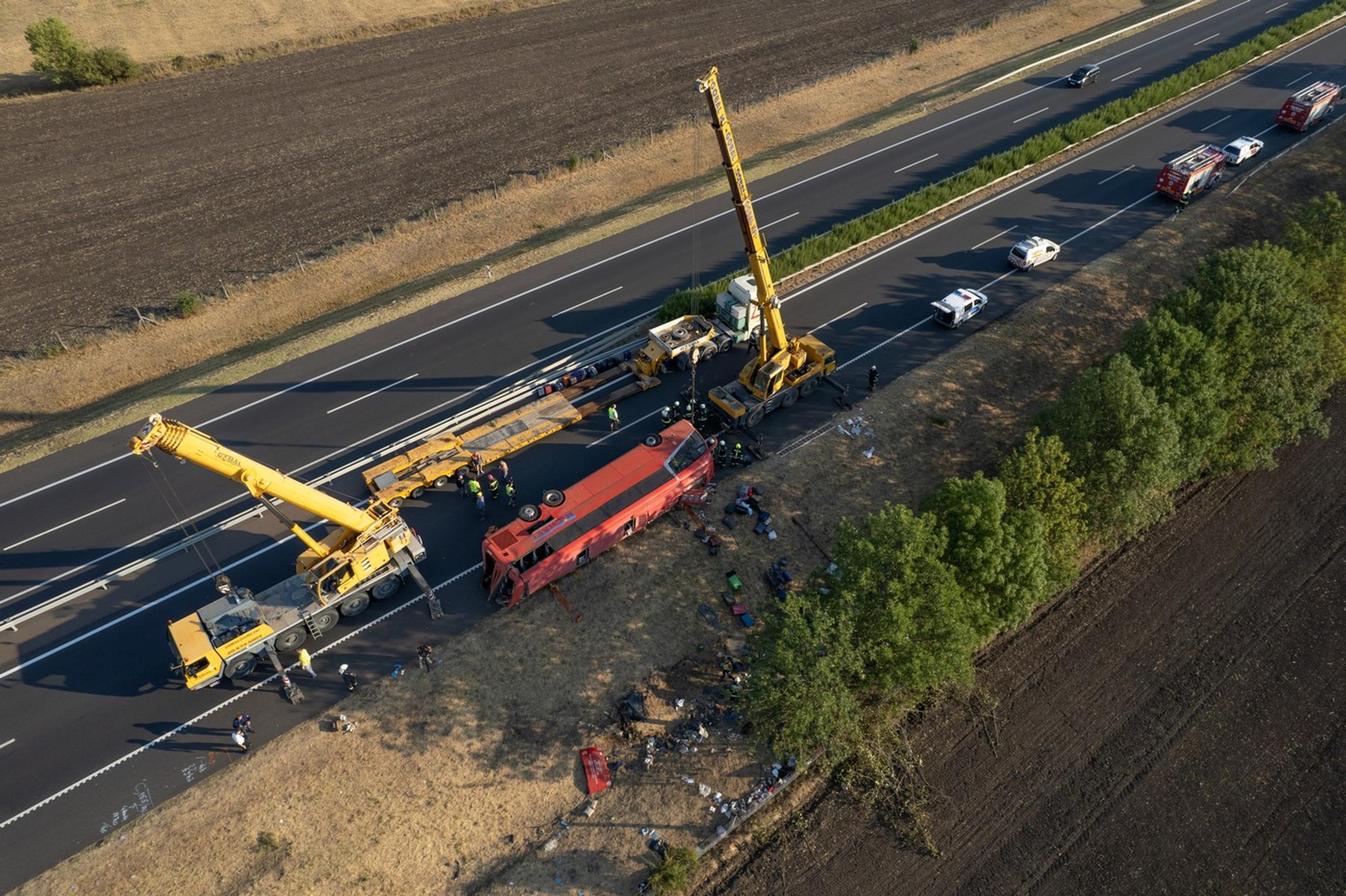 Pri nehode poľského autobusu zahynulo najmenej 12 ľudí.