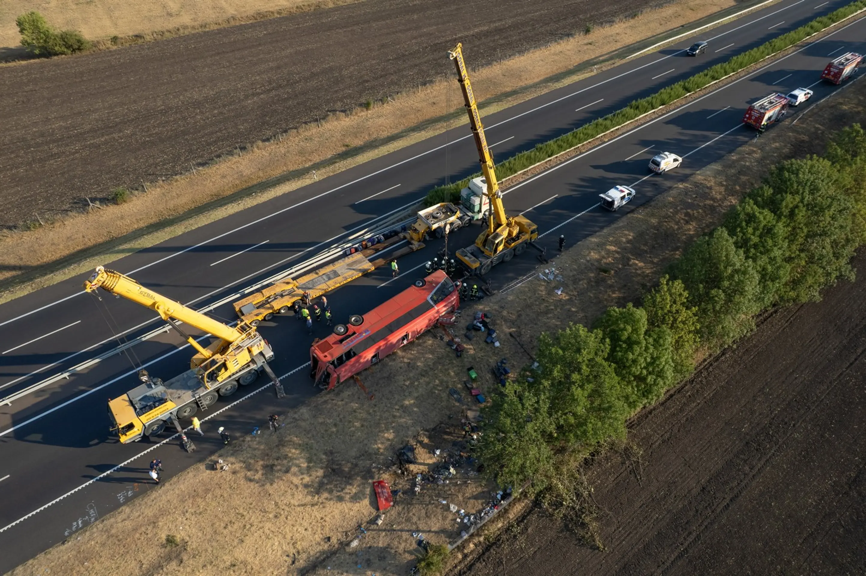 Pri nehode poľského autobusu zahynulo najmenej 12 ľudí.