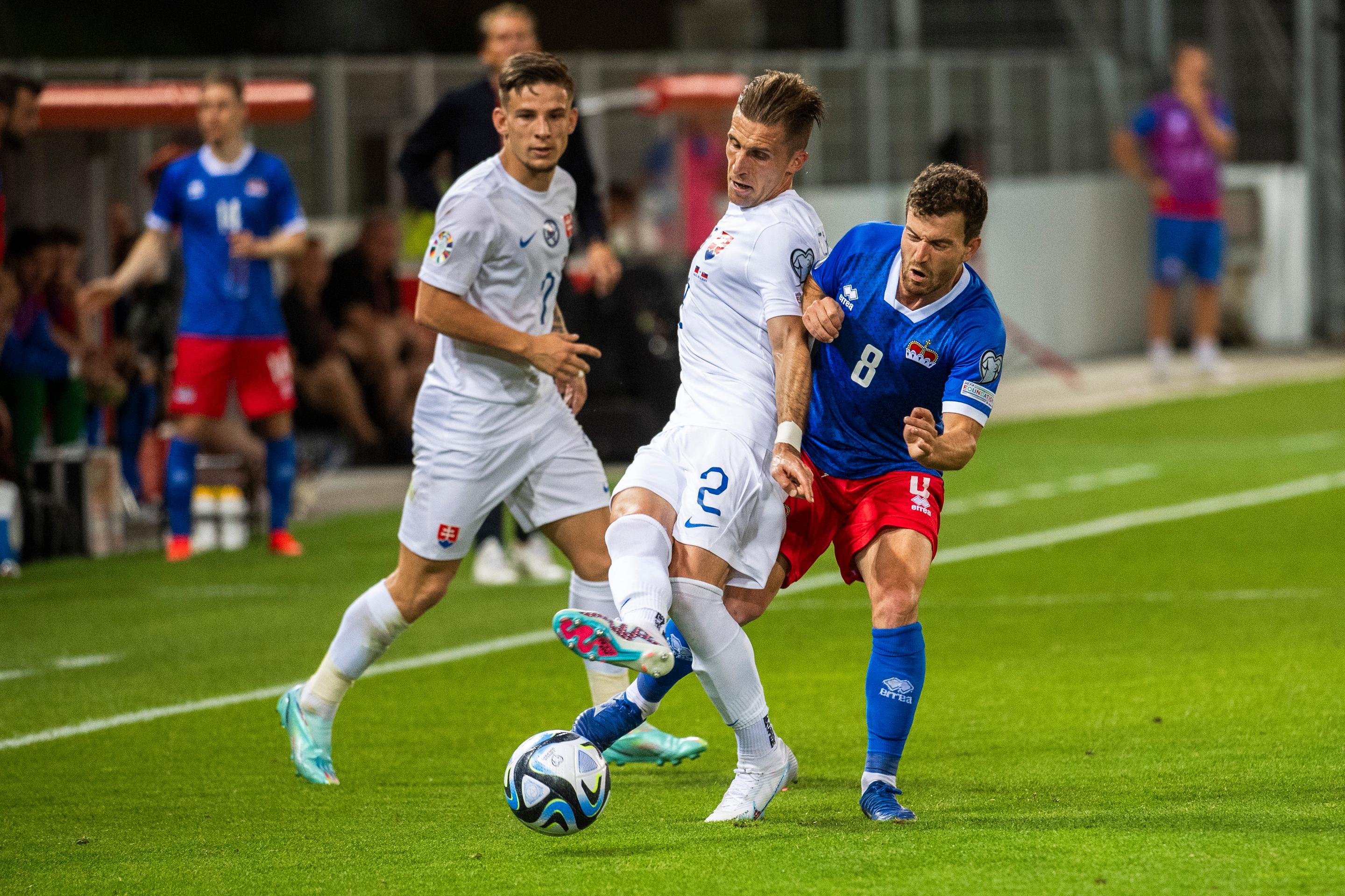 Peter Pekarík (pri lopte) s ďalšou spoľahlivou jazdou. Ale to je už klasika