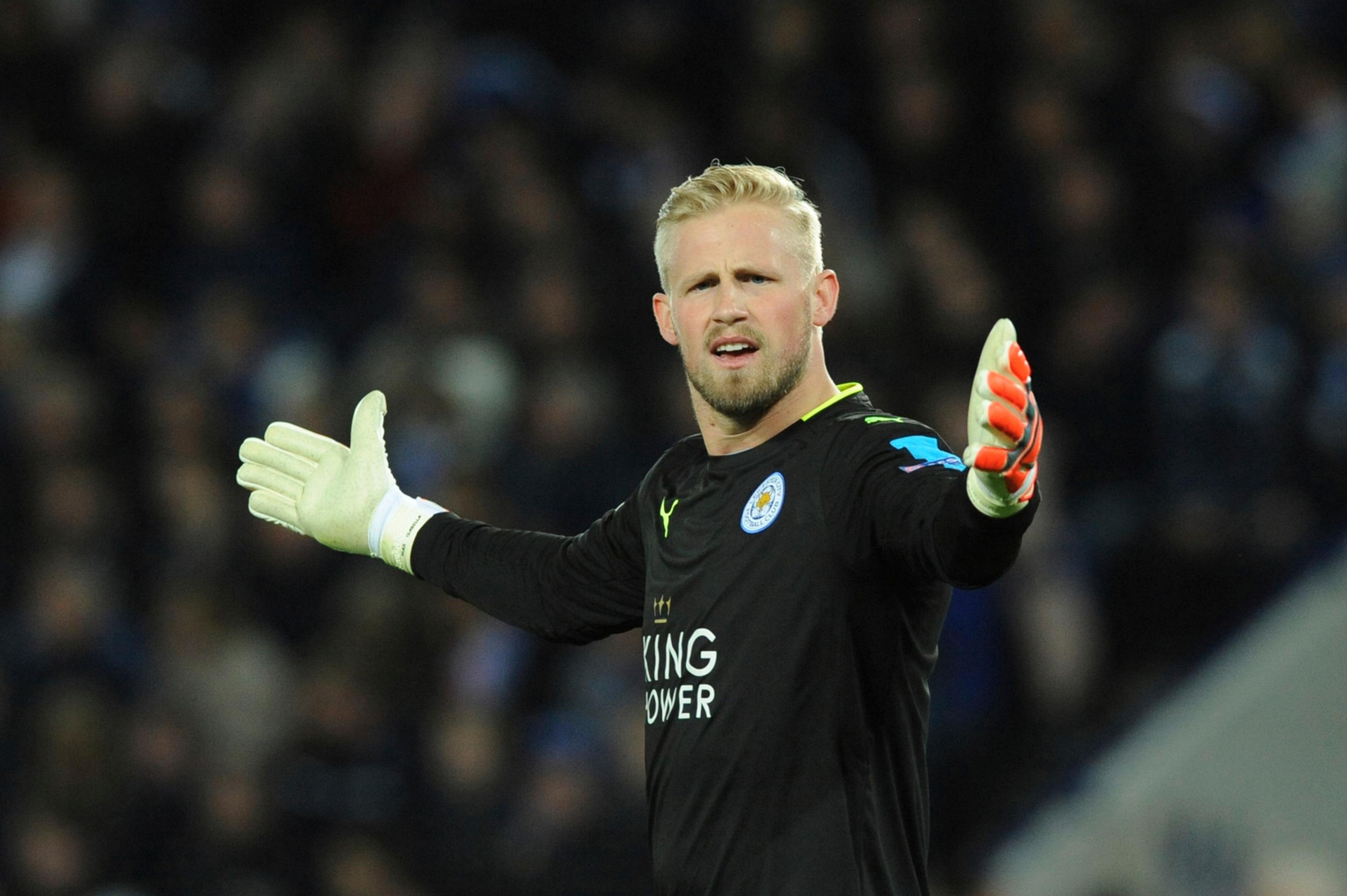 Gólman Leicestru Kasper Schmeichel reaguje v odvete štvrťfinále LM proti Atléticu.