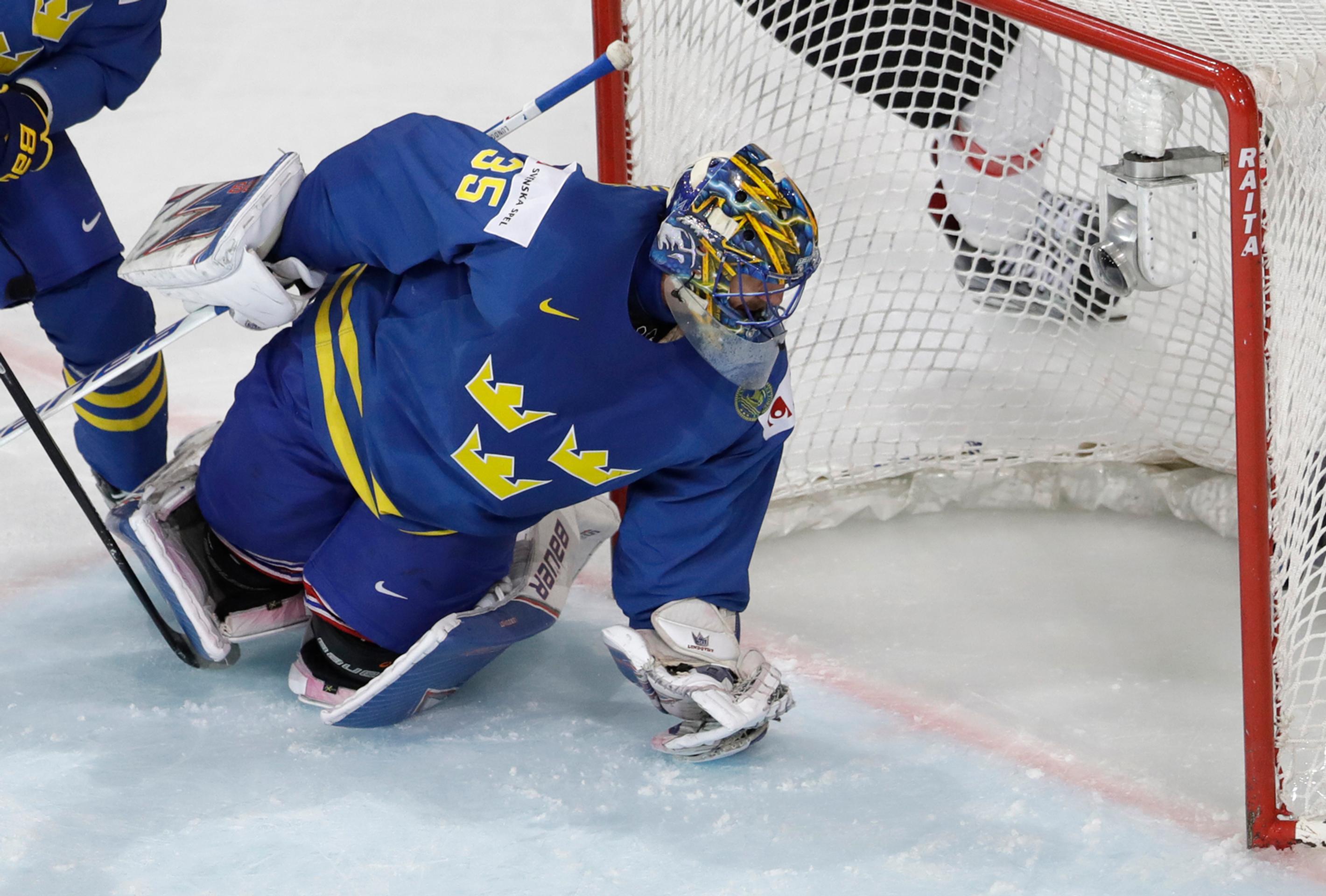 Gólman Švédska Henrik Lundqvist reaguje po inkasovanom góle vo štvrťfinále MS 2017 proti Švajčiarsku.