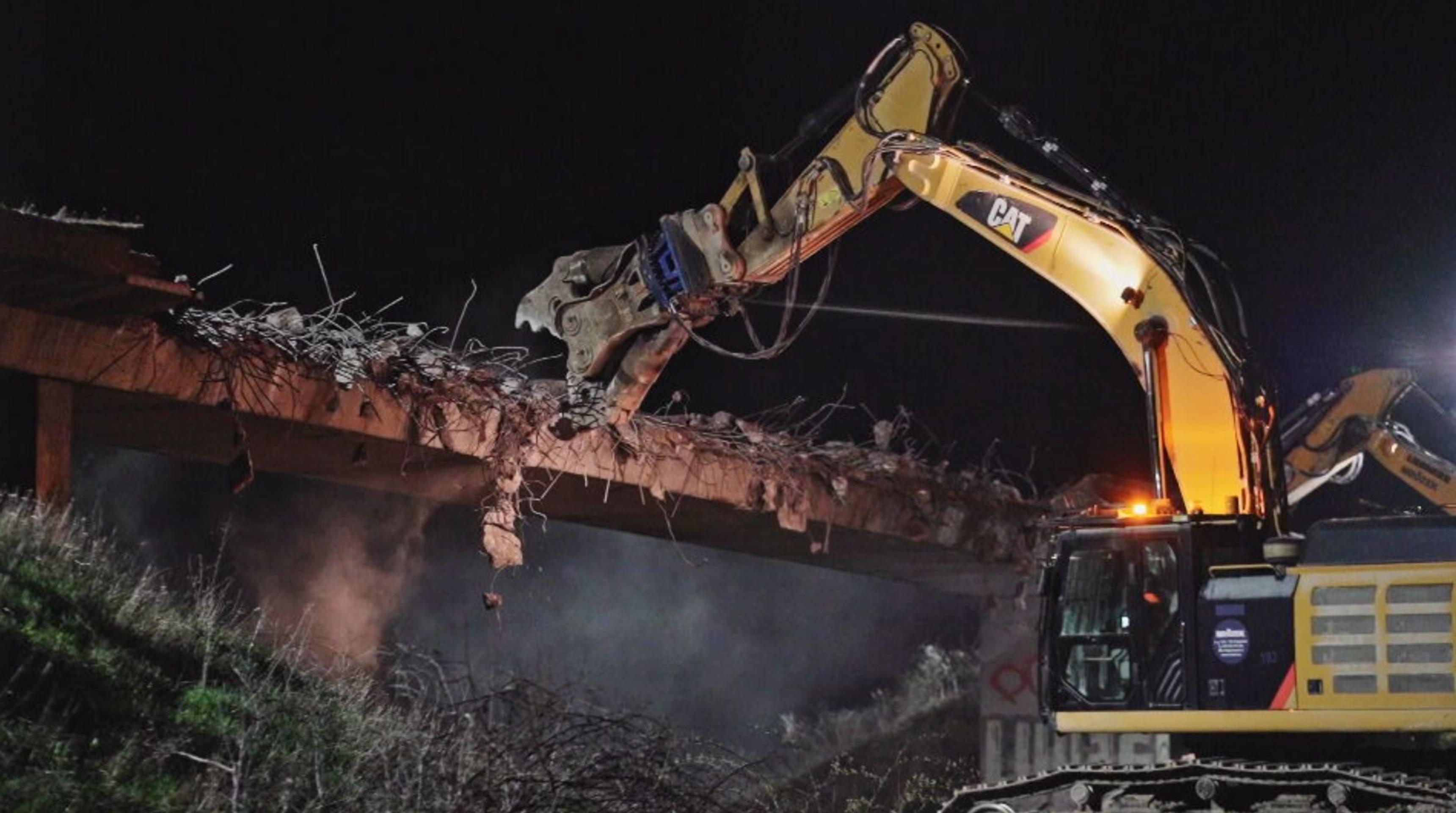 Búranie mosta na D1.