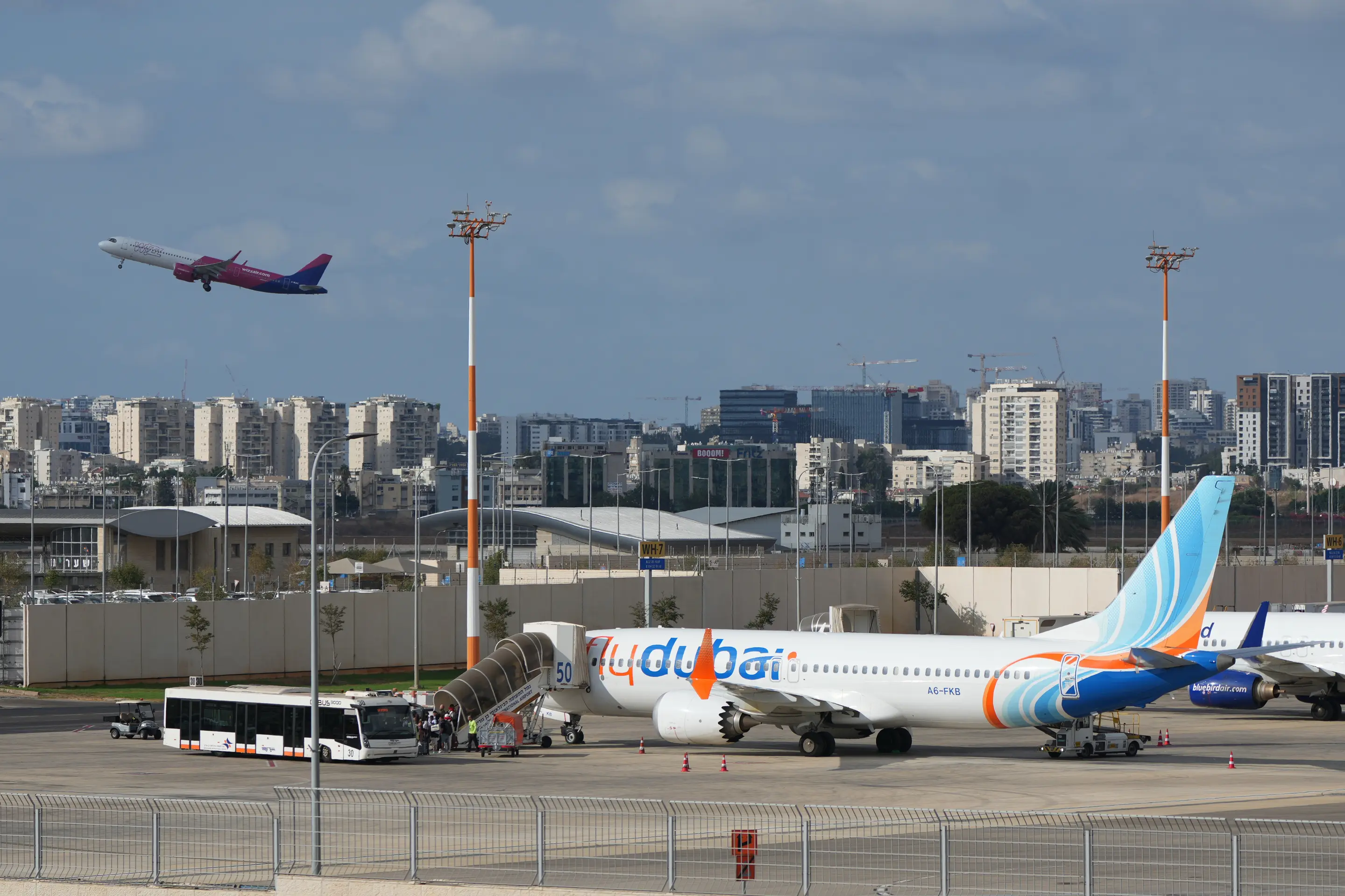 Cestujúci nastupujú do lietadla spoločnosti FlyDubai na medzinárodnom letisku Ben Gurion.