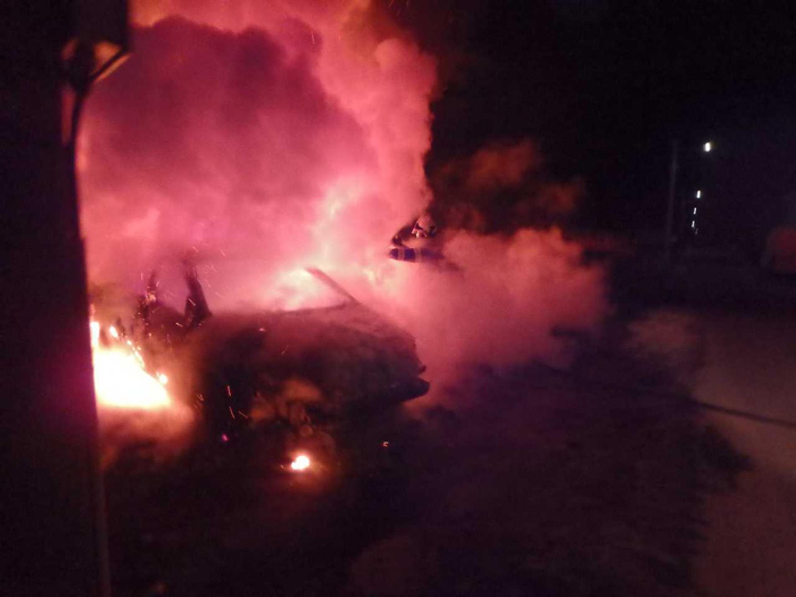 Pohľad na horiace auto na Pažitnej ulici v obci Ohrady.