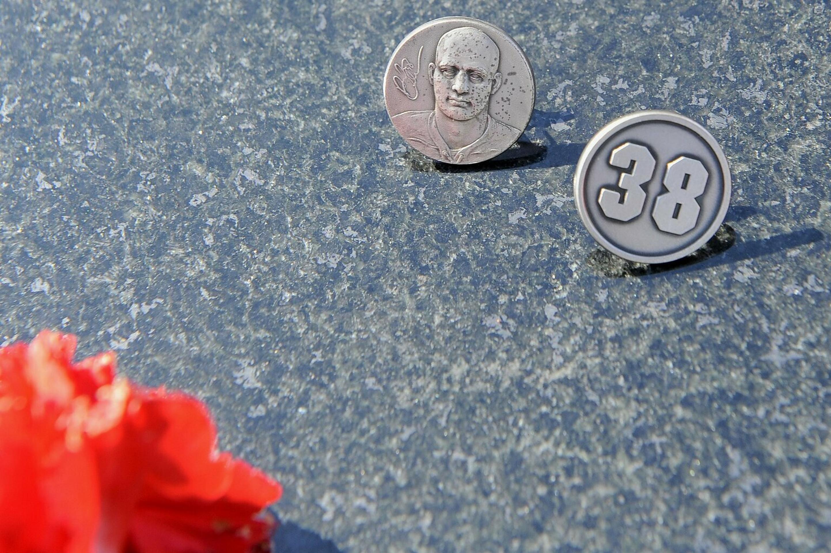 Pamätník na mieste nehody nedaľeko letiska v Jaroslavli. Odznaky s podobizňou Pavla Demitru a jeho číslom.