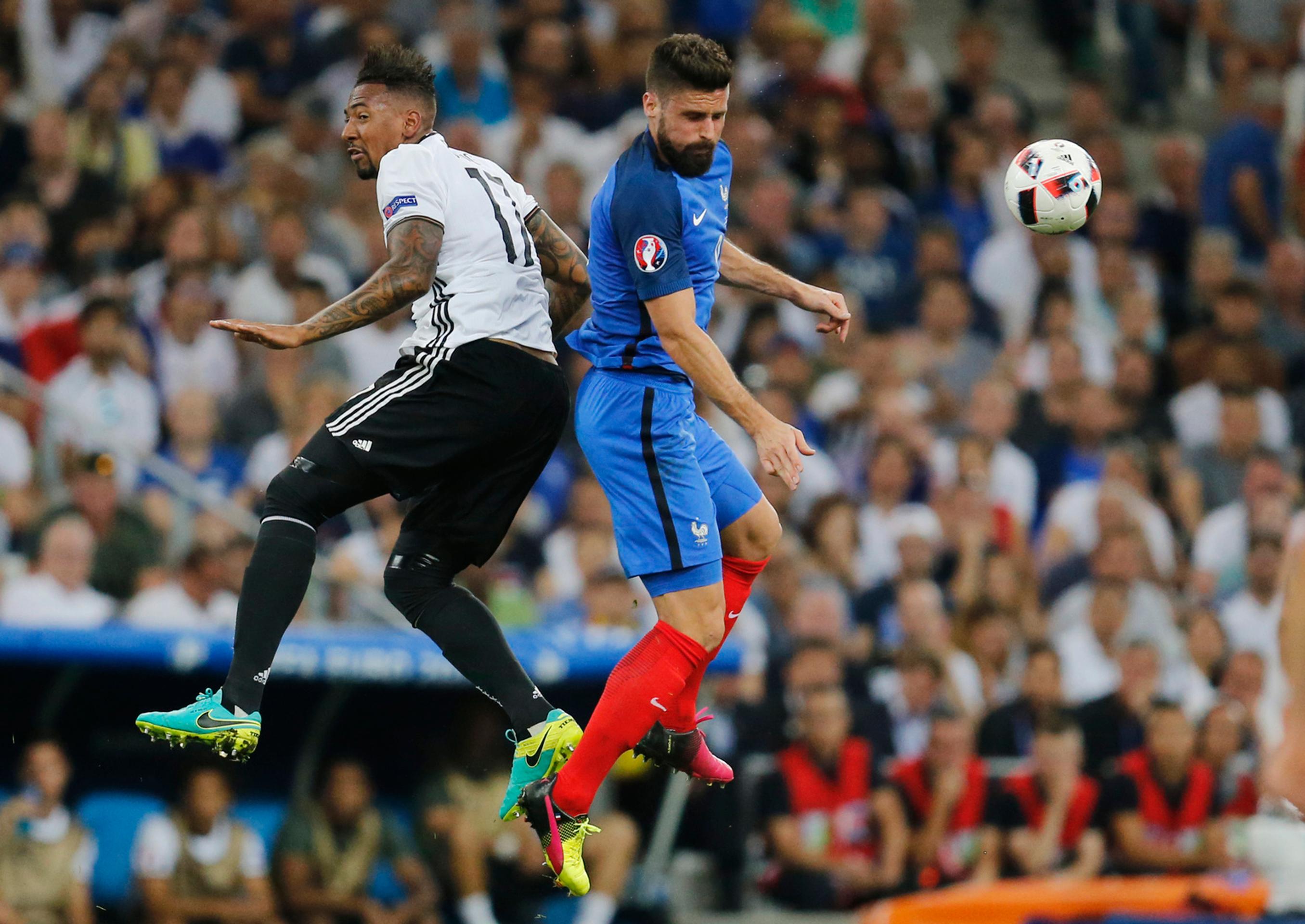 V hlavičkovom súboji Nemec Jerome Boateng (vľavo) a Francúz Olivier Giroud v semifinále ME.