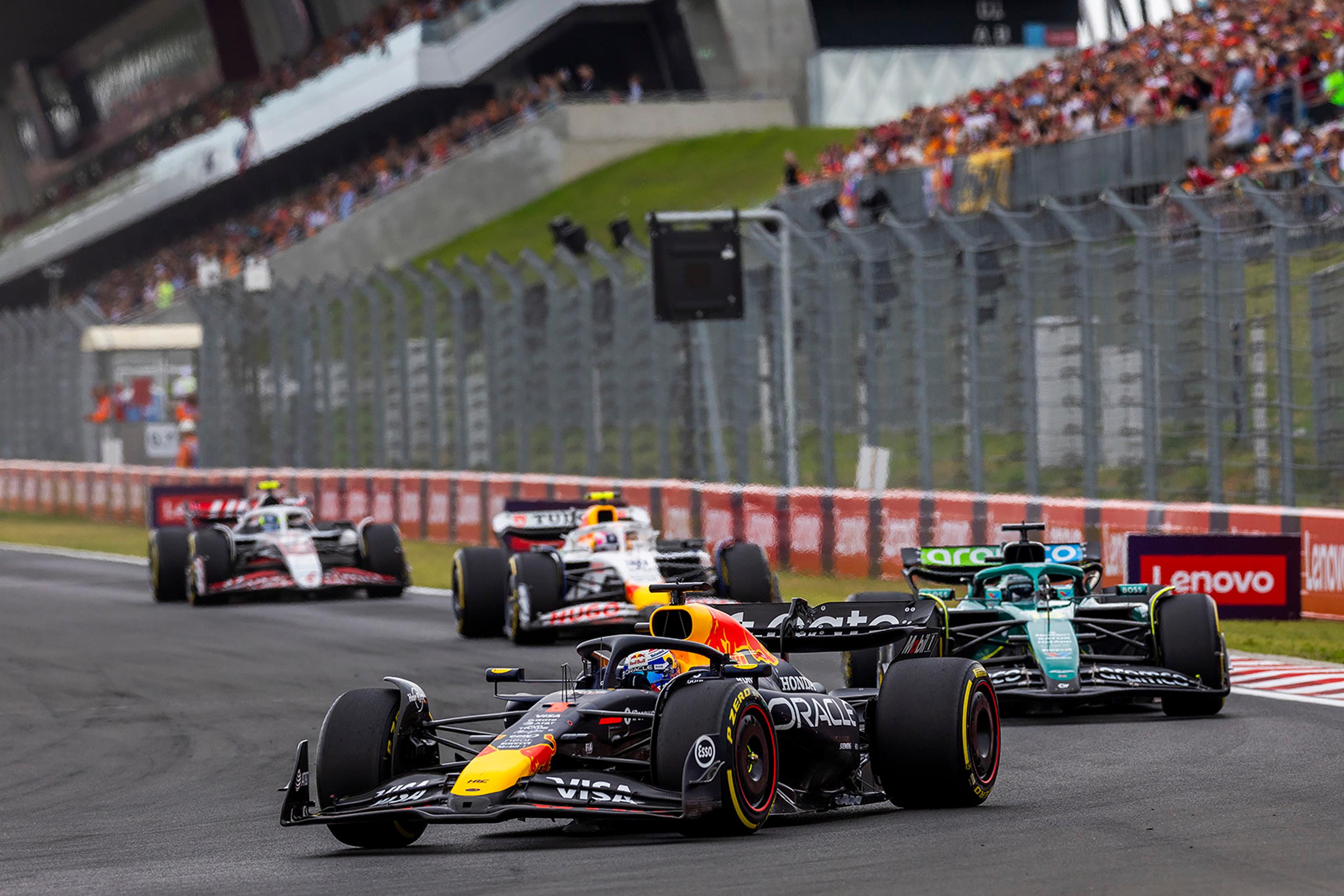 Max Verstappen na Red Bulle na trati VC Maďarska.