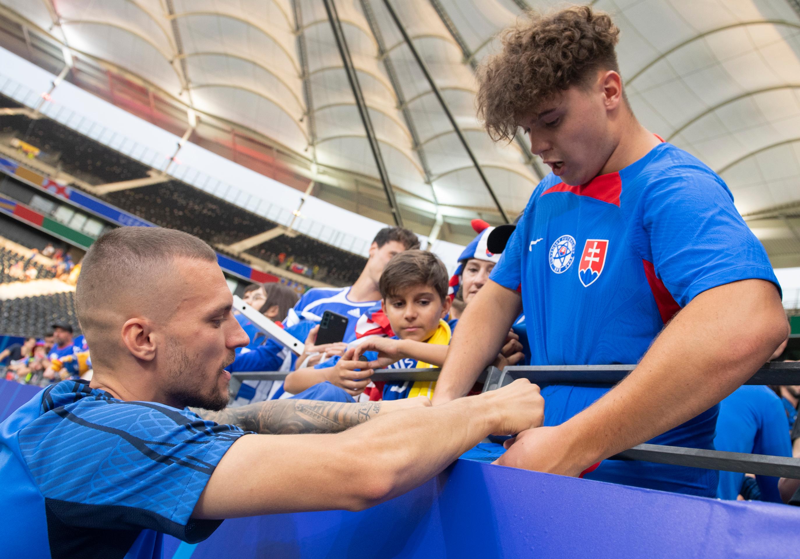 Lukáš Haraslín (vľavo) sa podpisuje po zápase s Rumunskom na ME 2024.