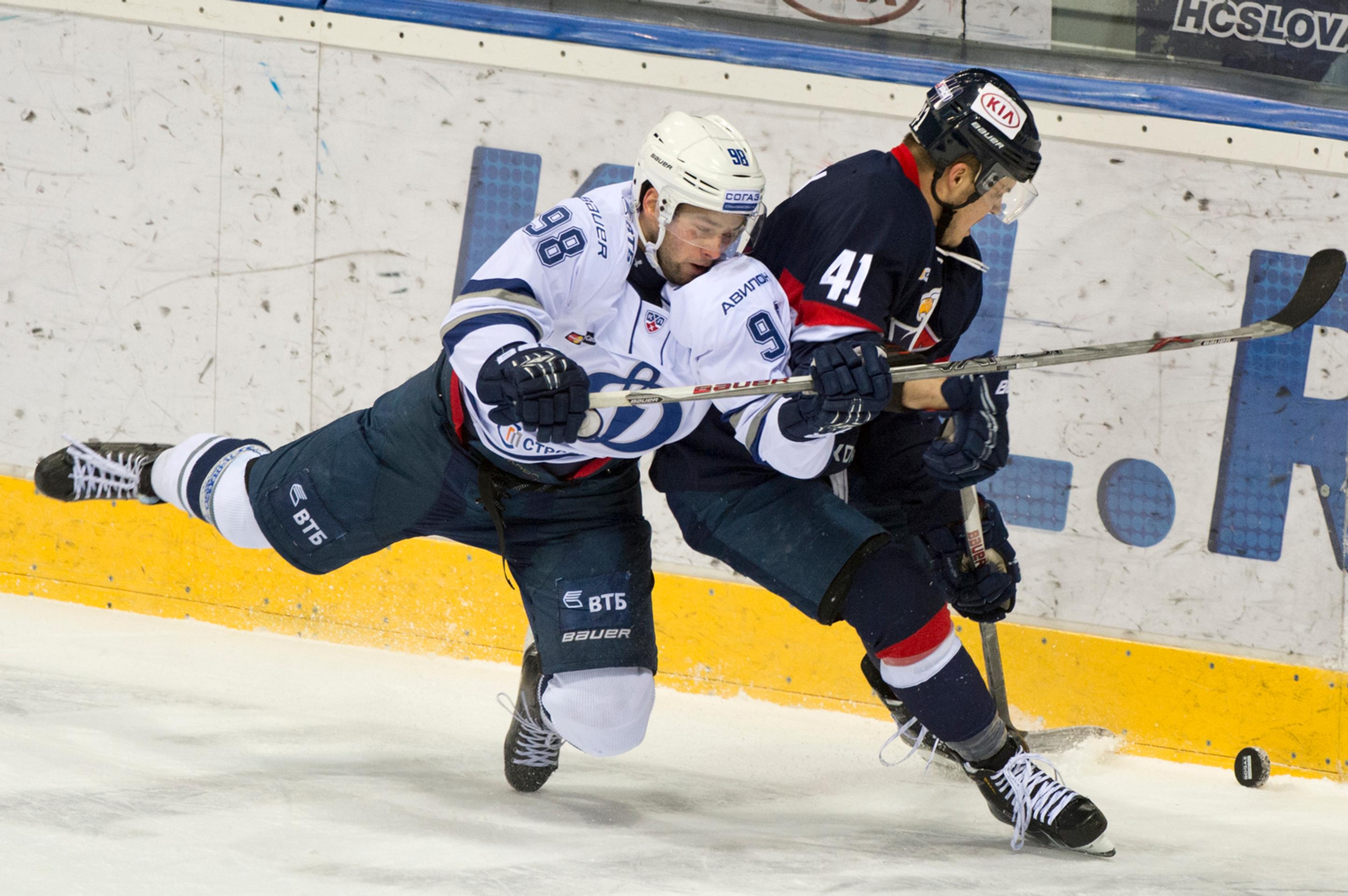 Ilja Šipov (Dynamo) a vpravo Patrik Lušňák (Slovan).