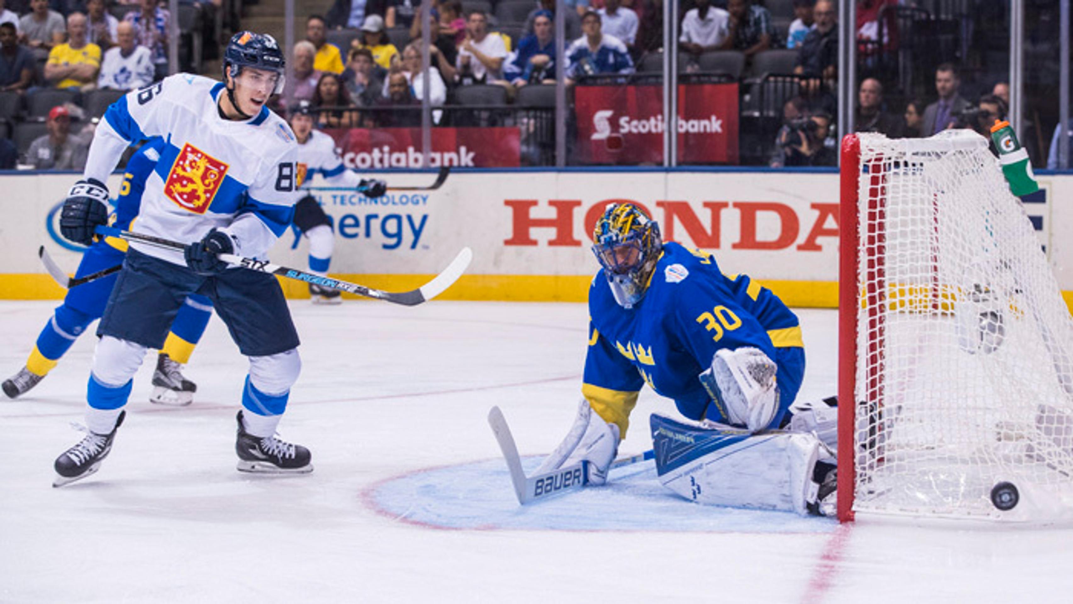 Teuvo Teravainen (Fínsko) strieľa na abránu švédskeho brankára Henrika Lundqvista na SP.