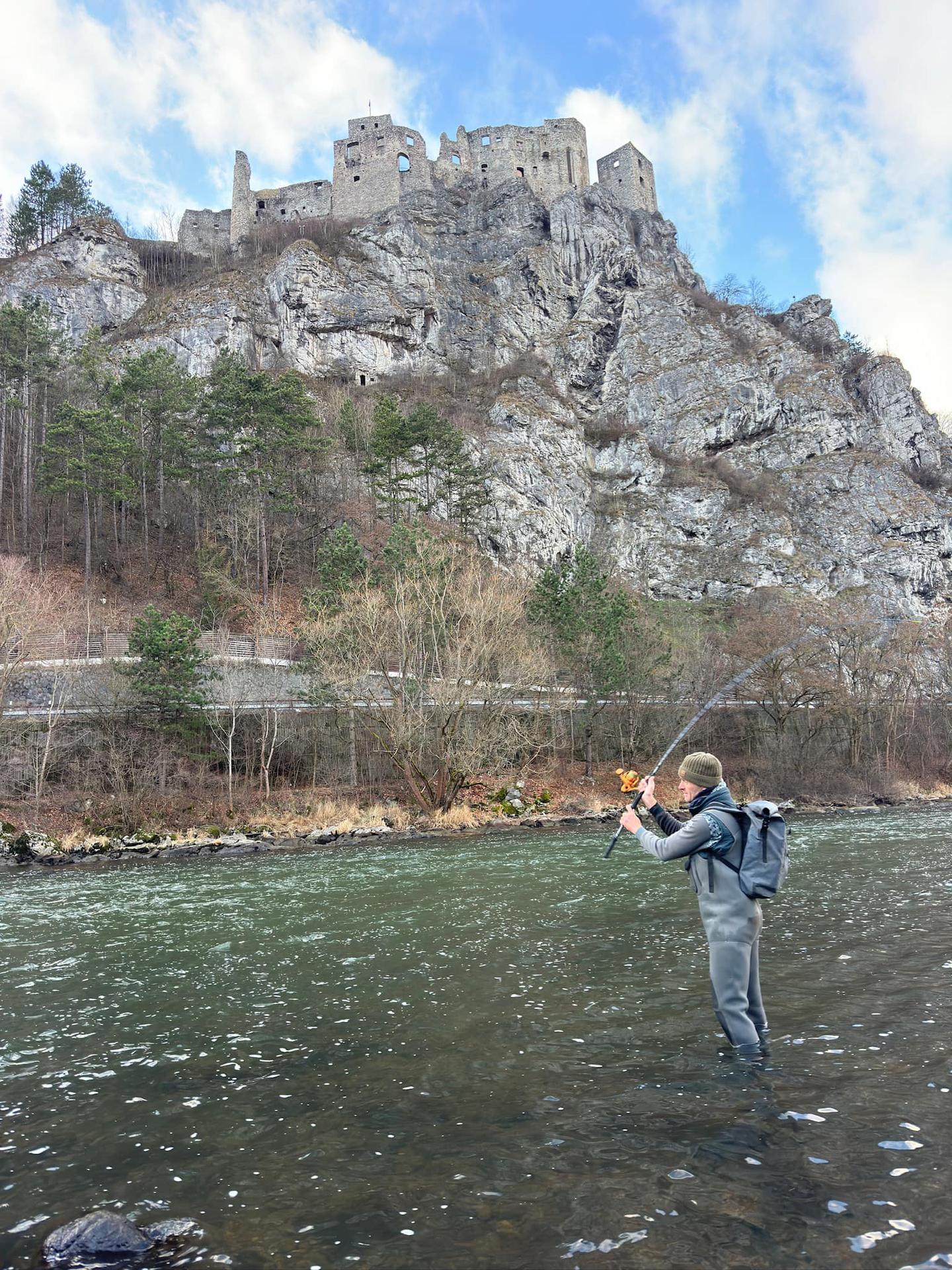 Český rybár Jakub Vágner loví hlavatky vo Váhu pod hradom Strečno.