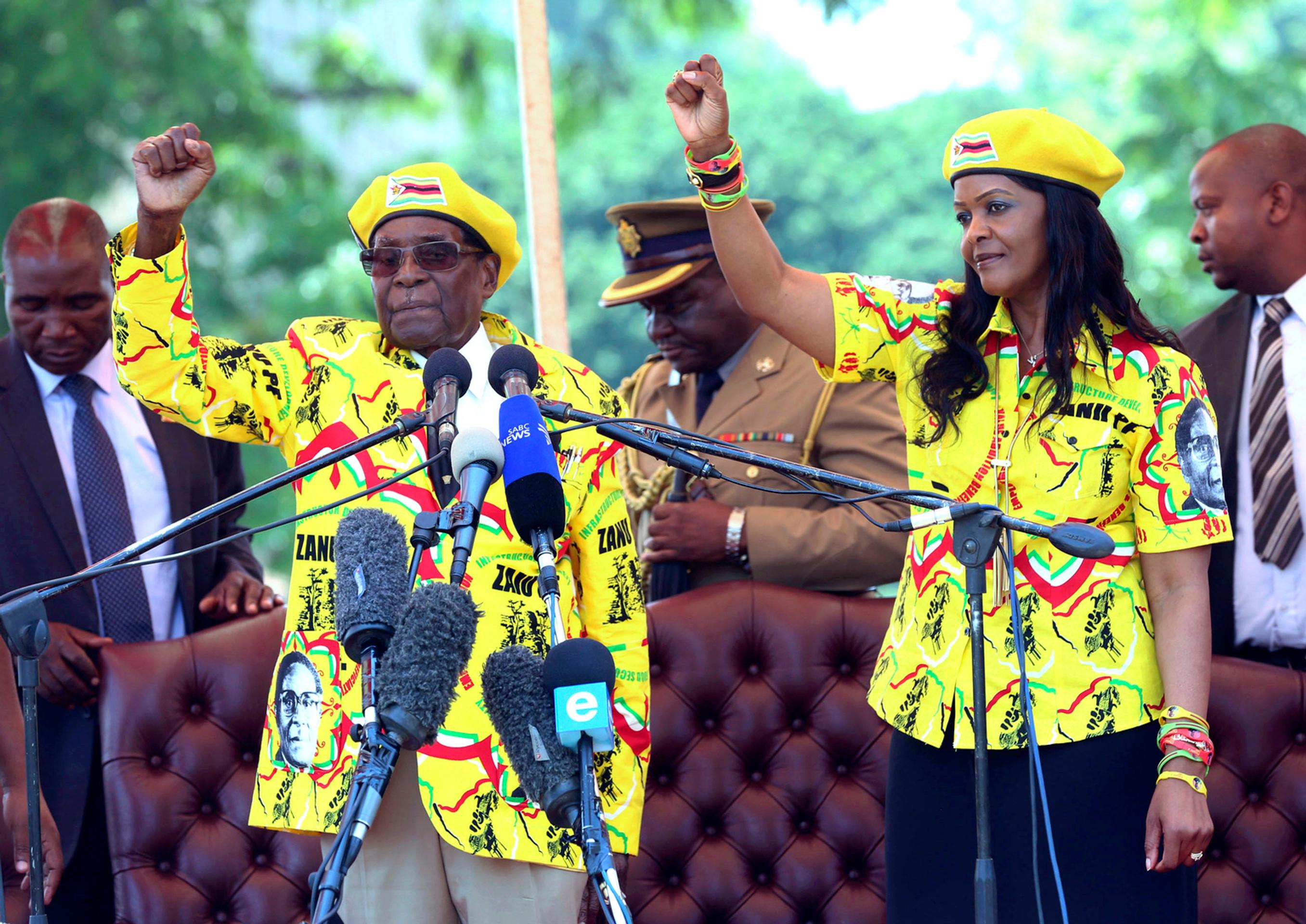 Ozbrojení zimbabwianski vojaci hliadkujú na ulici v Harare 15. novembra 2017.