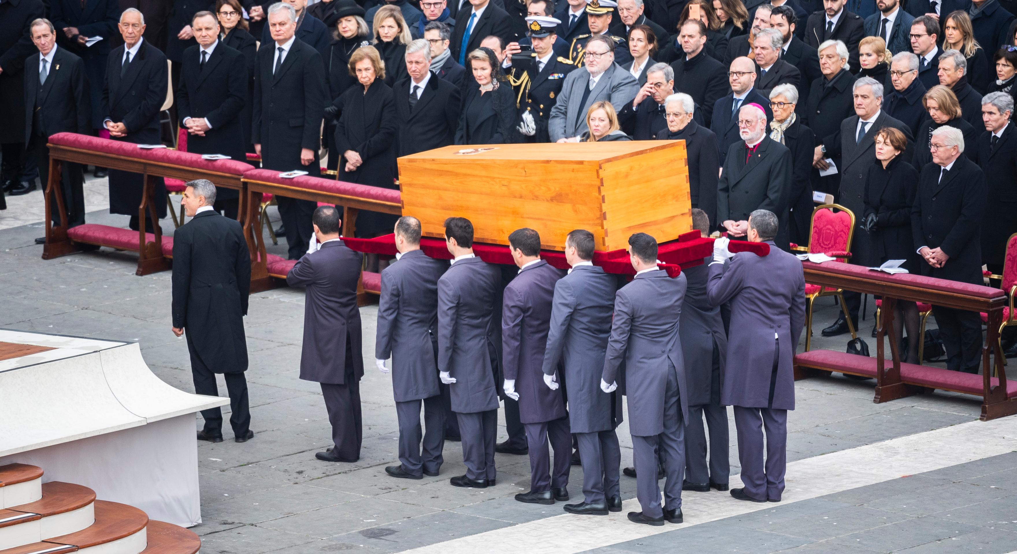 Na snímke truhlu s pozostatkami zosnulého emeritného pápeža Benedikta XVI. odnášajú po skončení pohrebnej omše do vatikánskej baziliky, kde bude pochovaný